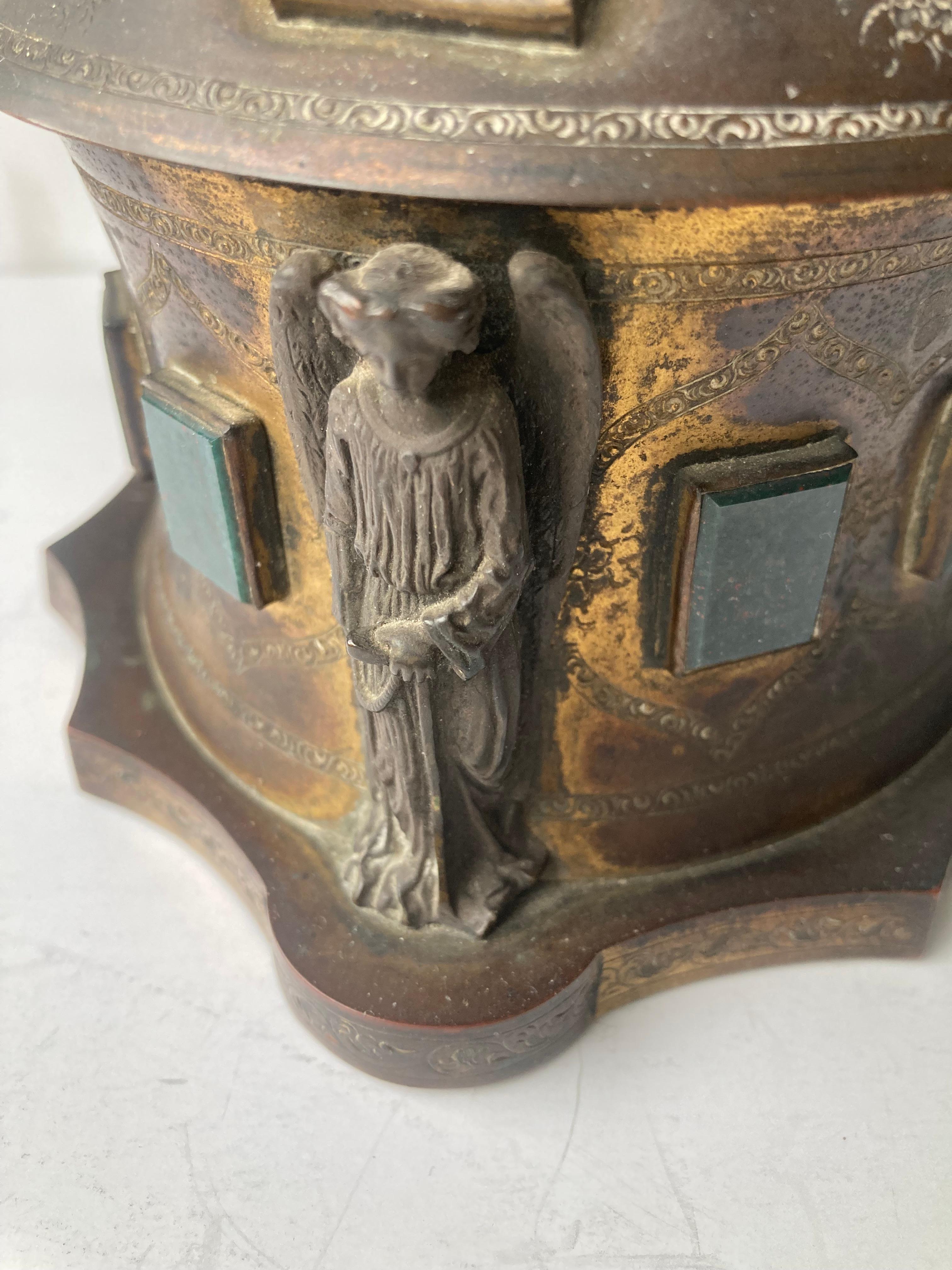 Antiker vergoldeter Bronzeschmuck  Box mit Engeln und Blood Jasper-Plaketten . (Metallarbeit) im Angebot