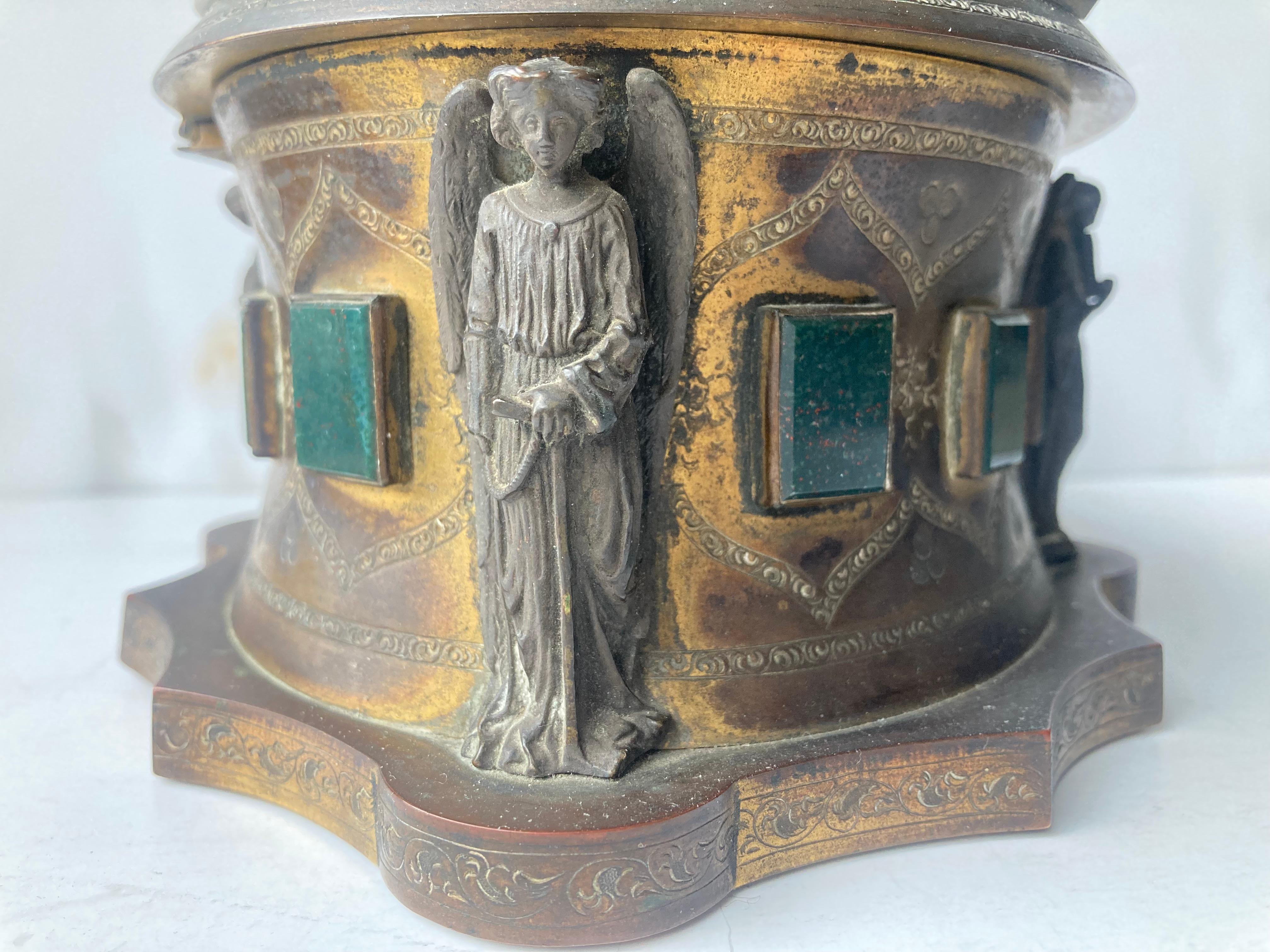 XIXe siècle Bijoux anciens bronze doré  Boîte avec plaques d'anges et de jaspe de sang en vente