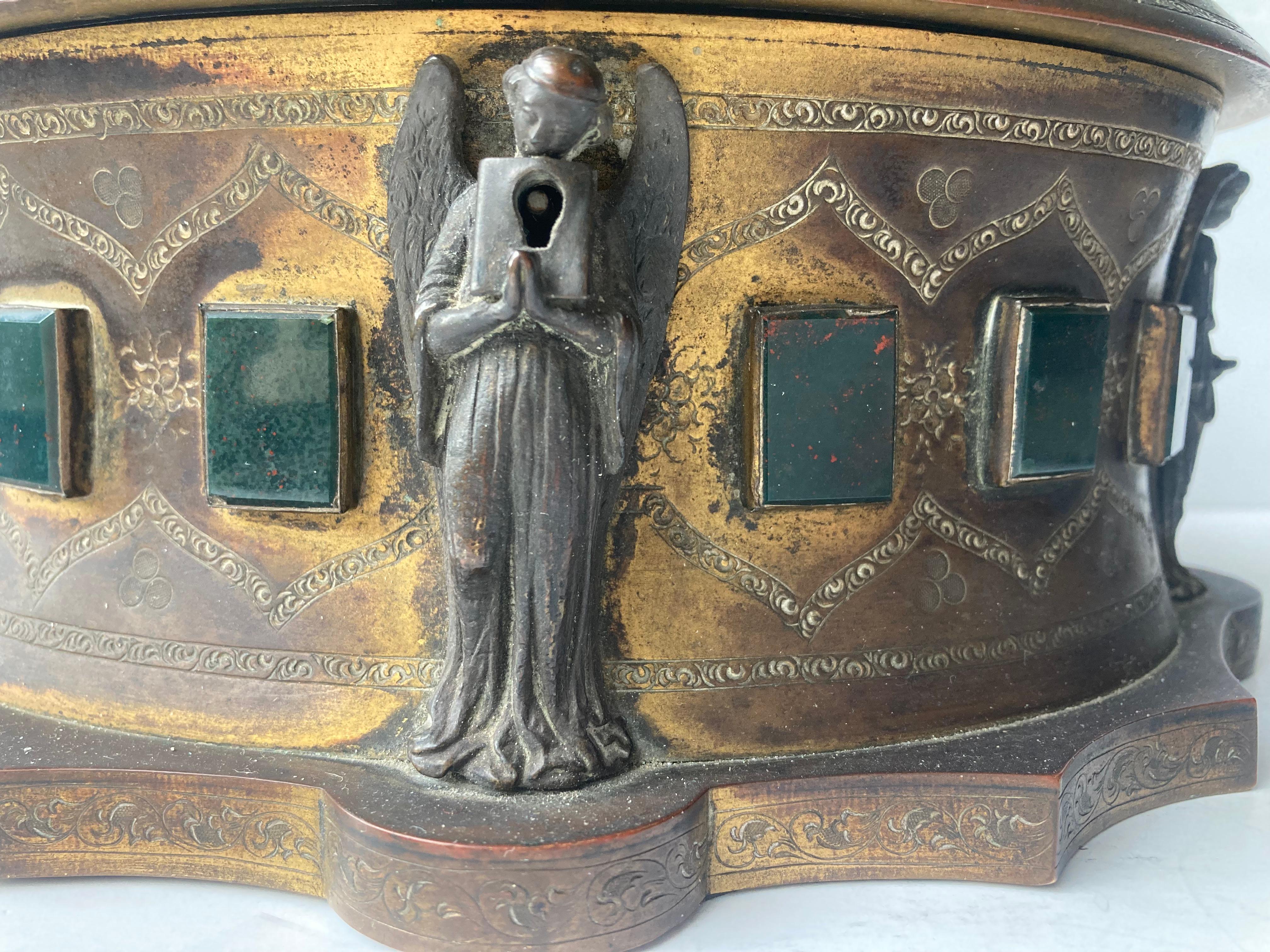 Antiker vergoldeter Bronzeschmuck  Box mit Engeln und Blood Jasper-Plaketten . (19. Jahrhundert) im Angebot