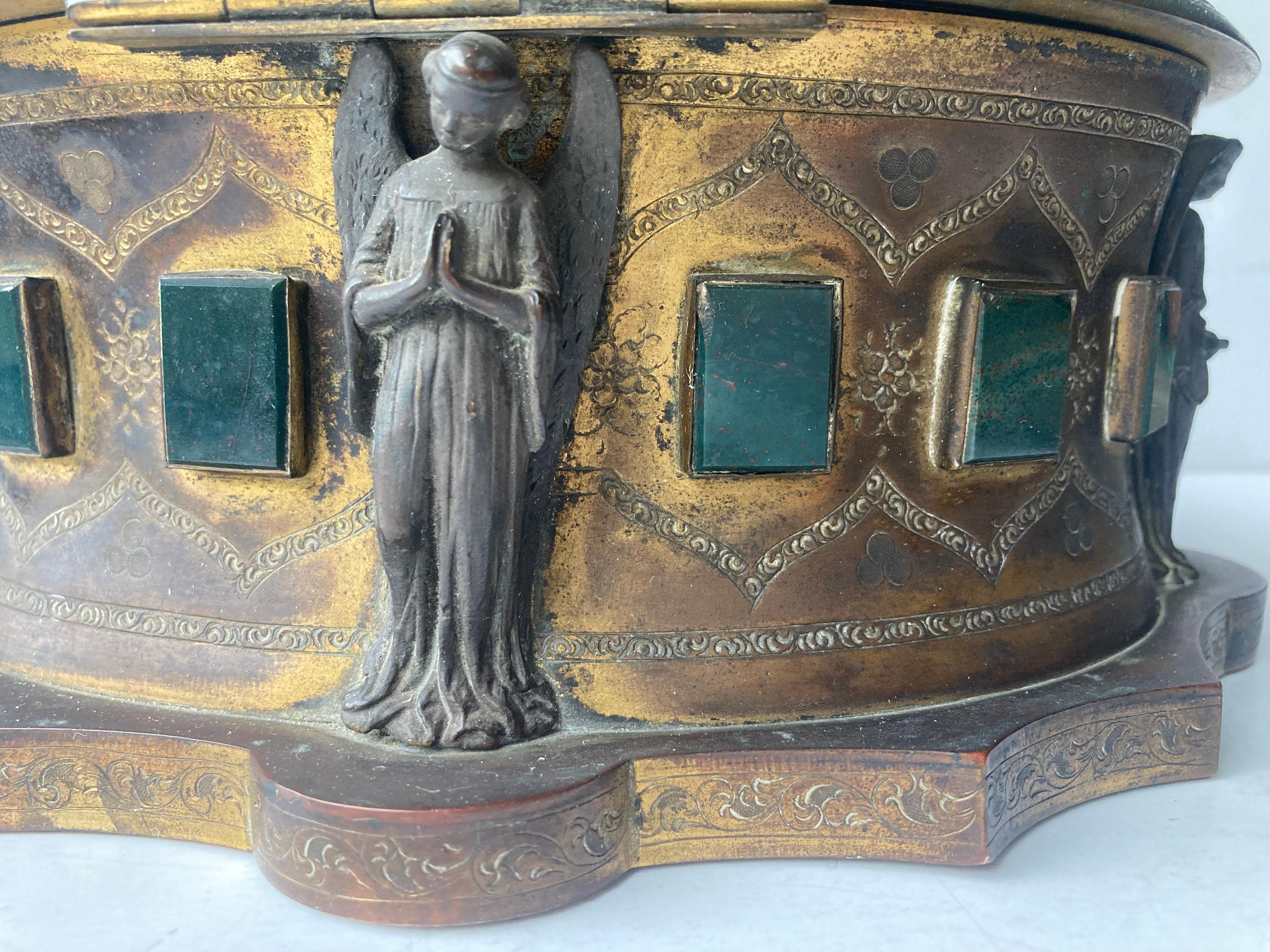 Antiker vergoldeter Bronzeschmuck  Box mit Engeln und Blood Jasper-Plaketten . (Messing) im Angebot