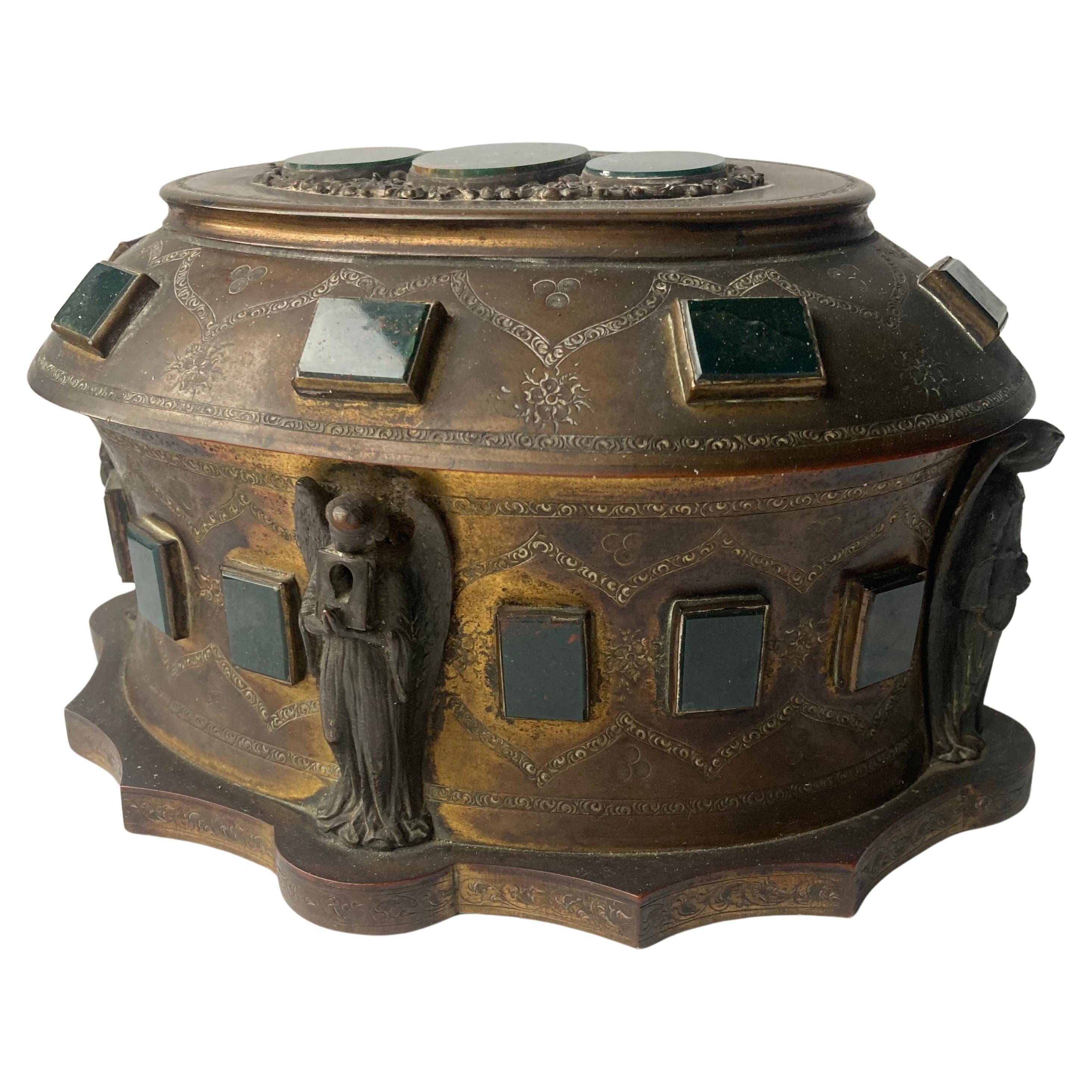 Antiker vergoldeter Bronzeschmuck  Box mit Engeln und Blood Jasper-Plaketten . im Angebot
