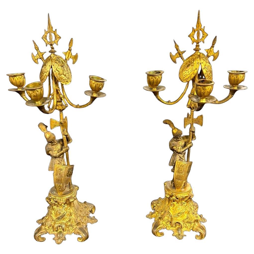 Pareja de candelabros antiguos de caballero de bronce dorado, atrezzo cinematográfico de finales del siglo XIX