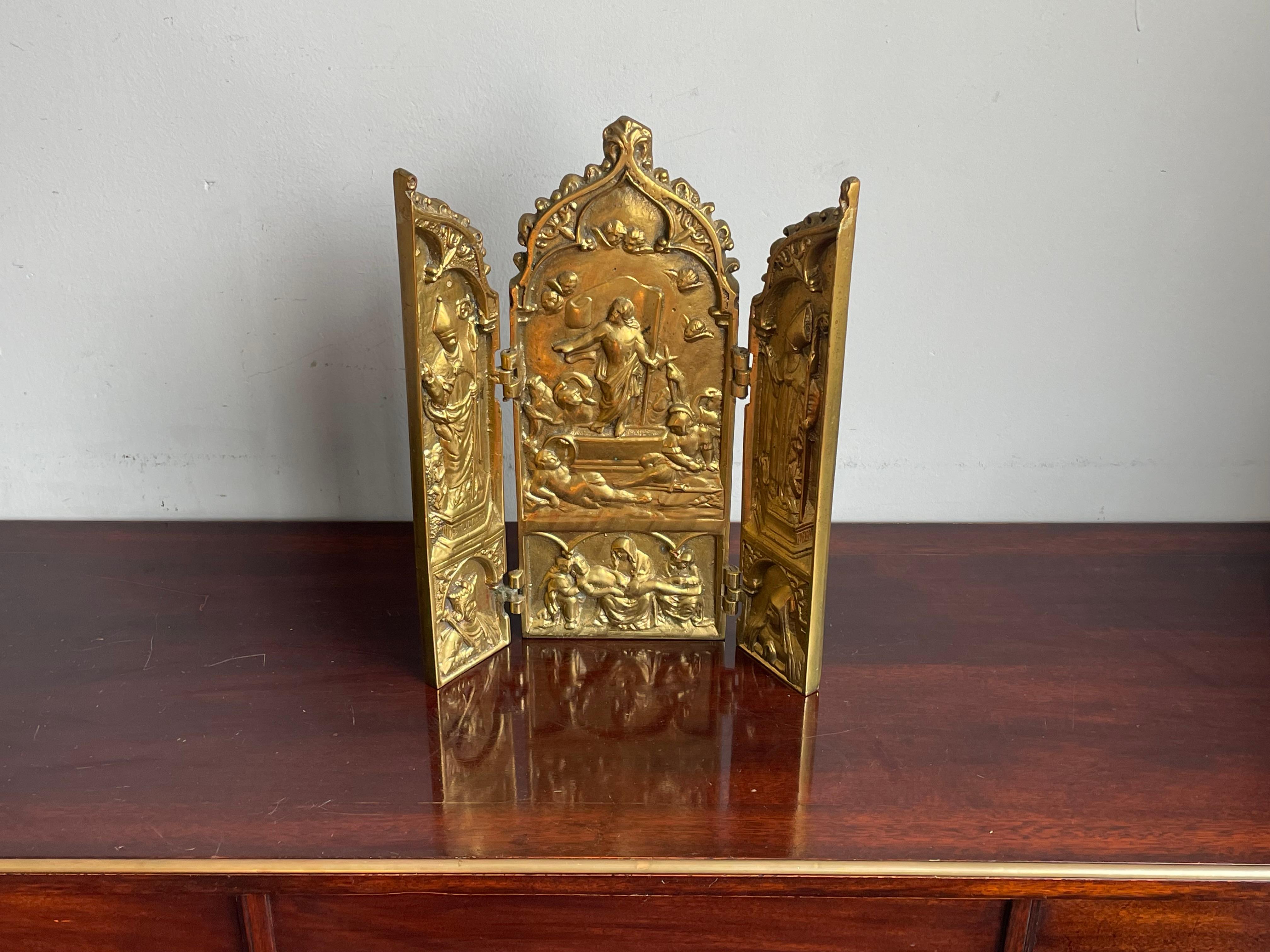 Tríptico de bronce grueso, gótico-artístico, de aspecto iconográfico, raro y en magnífico estado.

Este significativo 