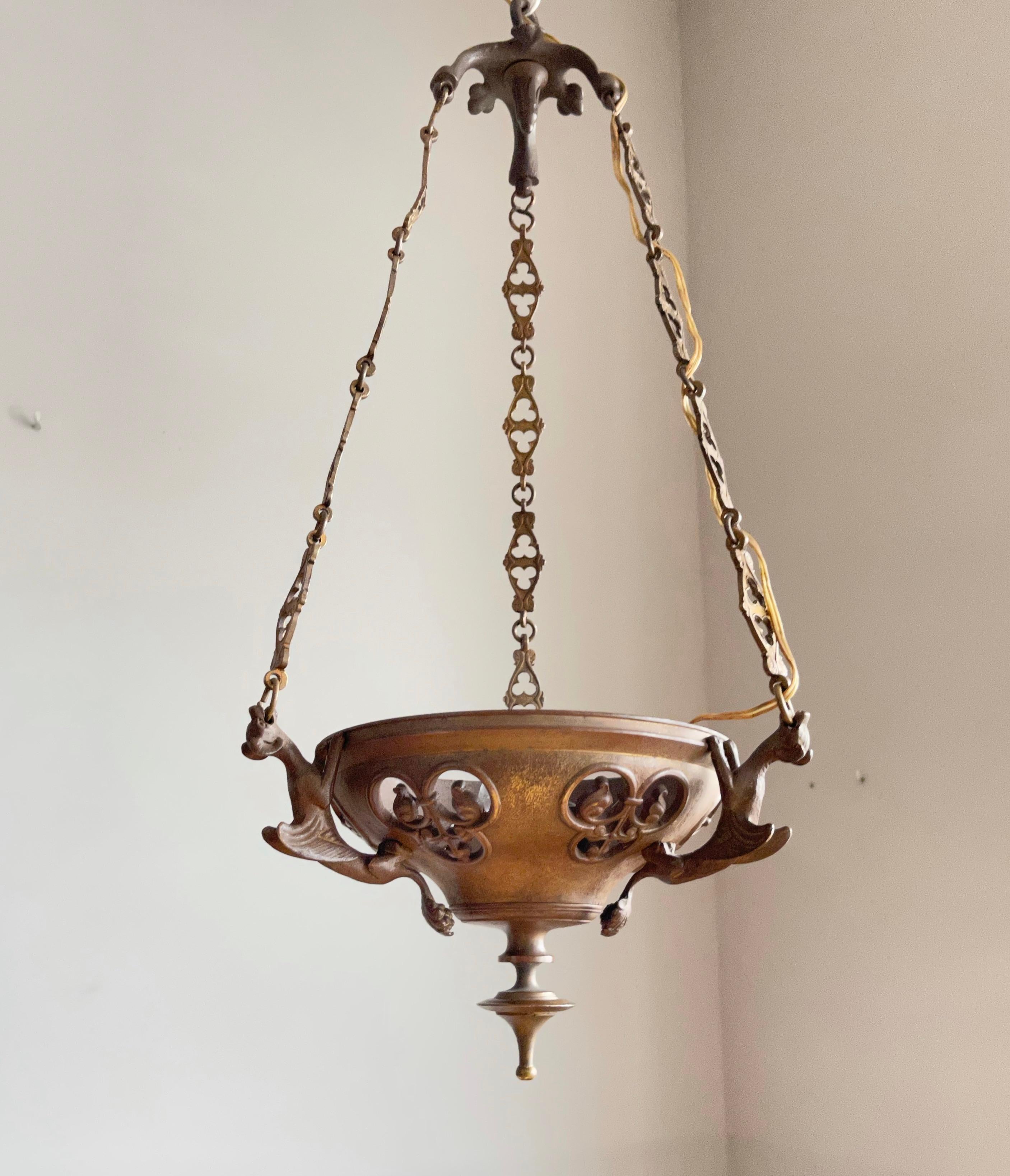 Lampe de sanctuaire / suspension d'église gothique en bronze ancien avec sculptures de gargoyles en vente 8