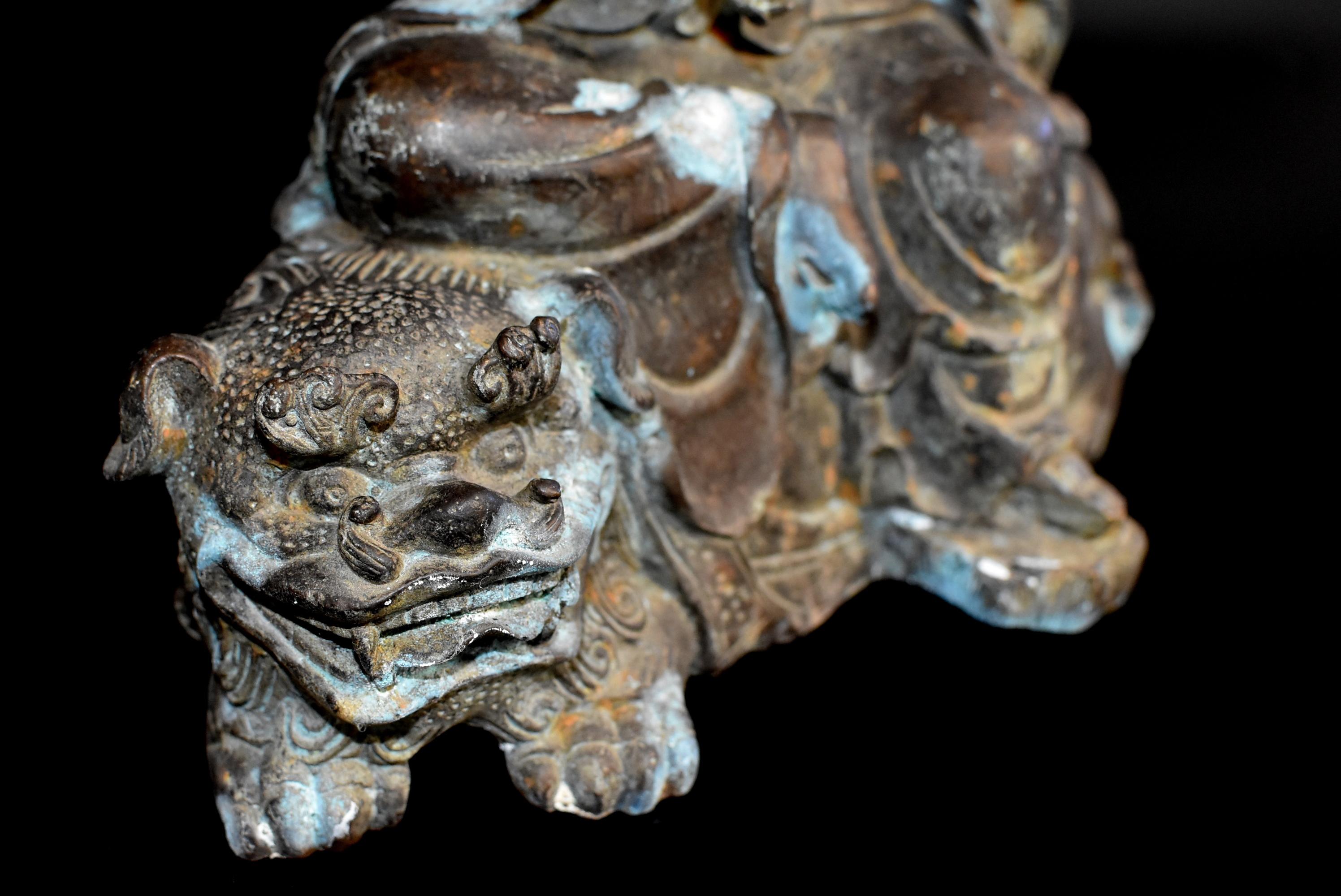 XIXe siècle Statue de Bouddha Guan Yin en bronze antique sur chien Foo
