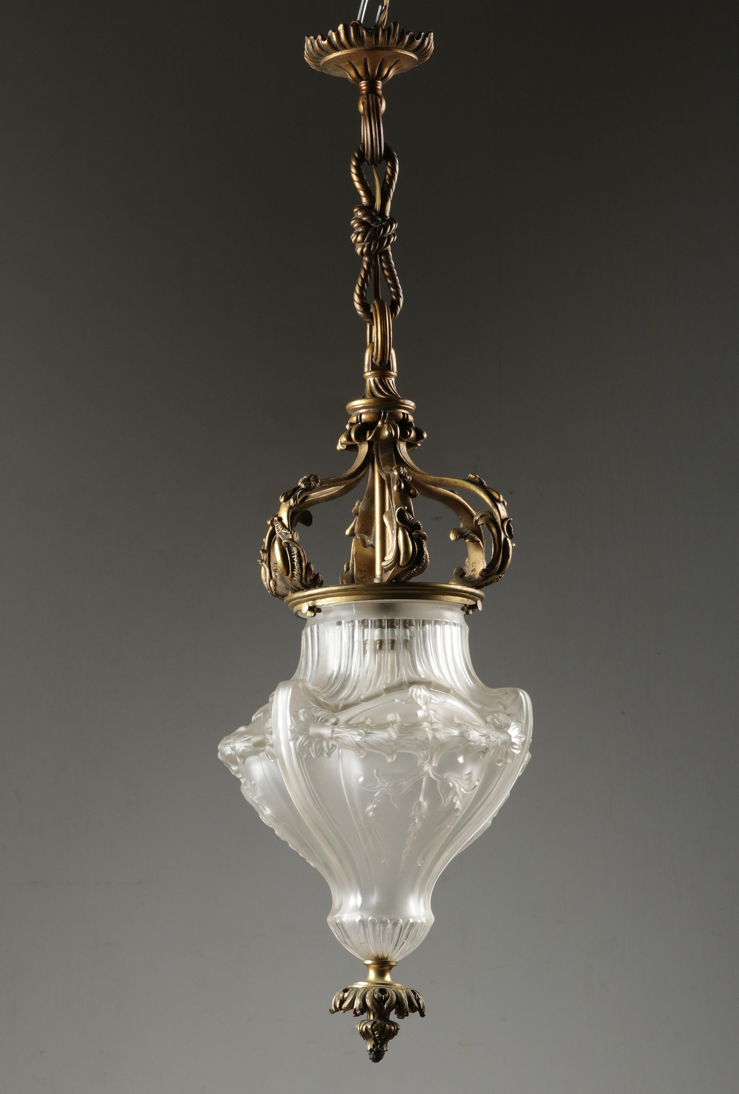 An elegant antique lantern / hallway lamp. The crown-shaped fixture is made entirely of cast bronze. The lampshade is made of molded glass, with floral motifs. Inside one light with an E27 fitting. The lampshade is removable, for a safe shipping.