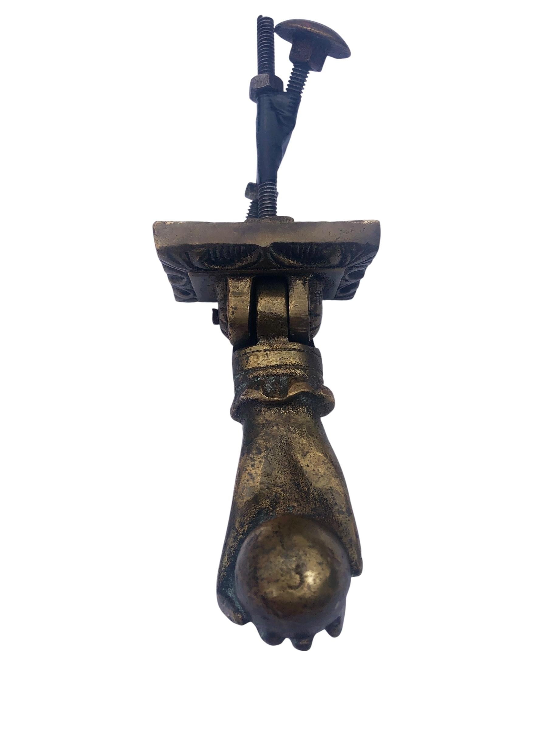 Aldaba manual de bronce antiguo con placa de cierre principios del siglo XX en venta