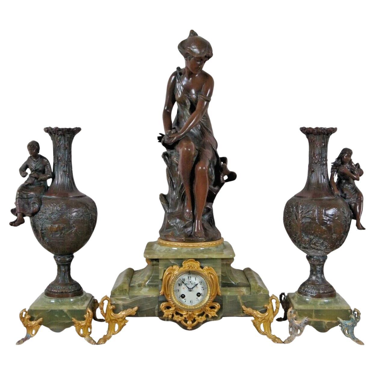 Reloj de chimenea y urna de bronce antiguo Hirondelle Blessee Alfred Foretay Garniture