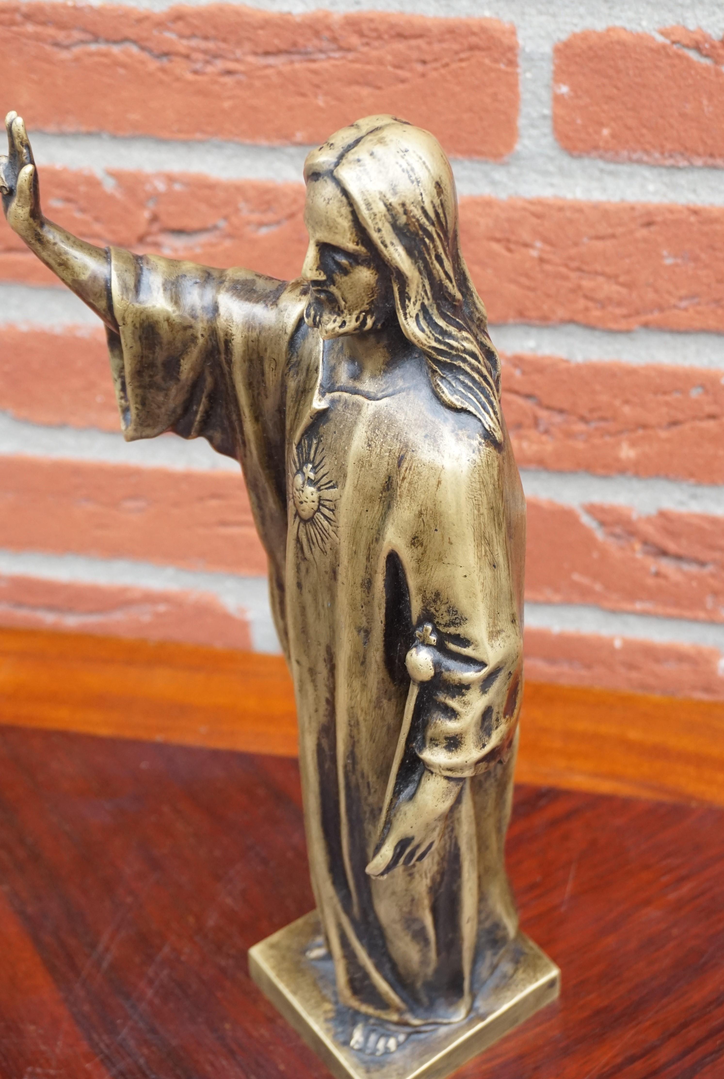 Antike Bronze-Skulptur eines heiligen Herzens aus Bronze / Statuette eines Christus, der einen Zepter hält im Angebot 8