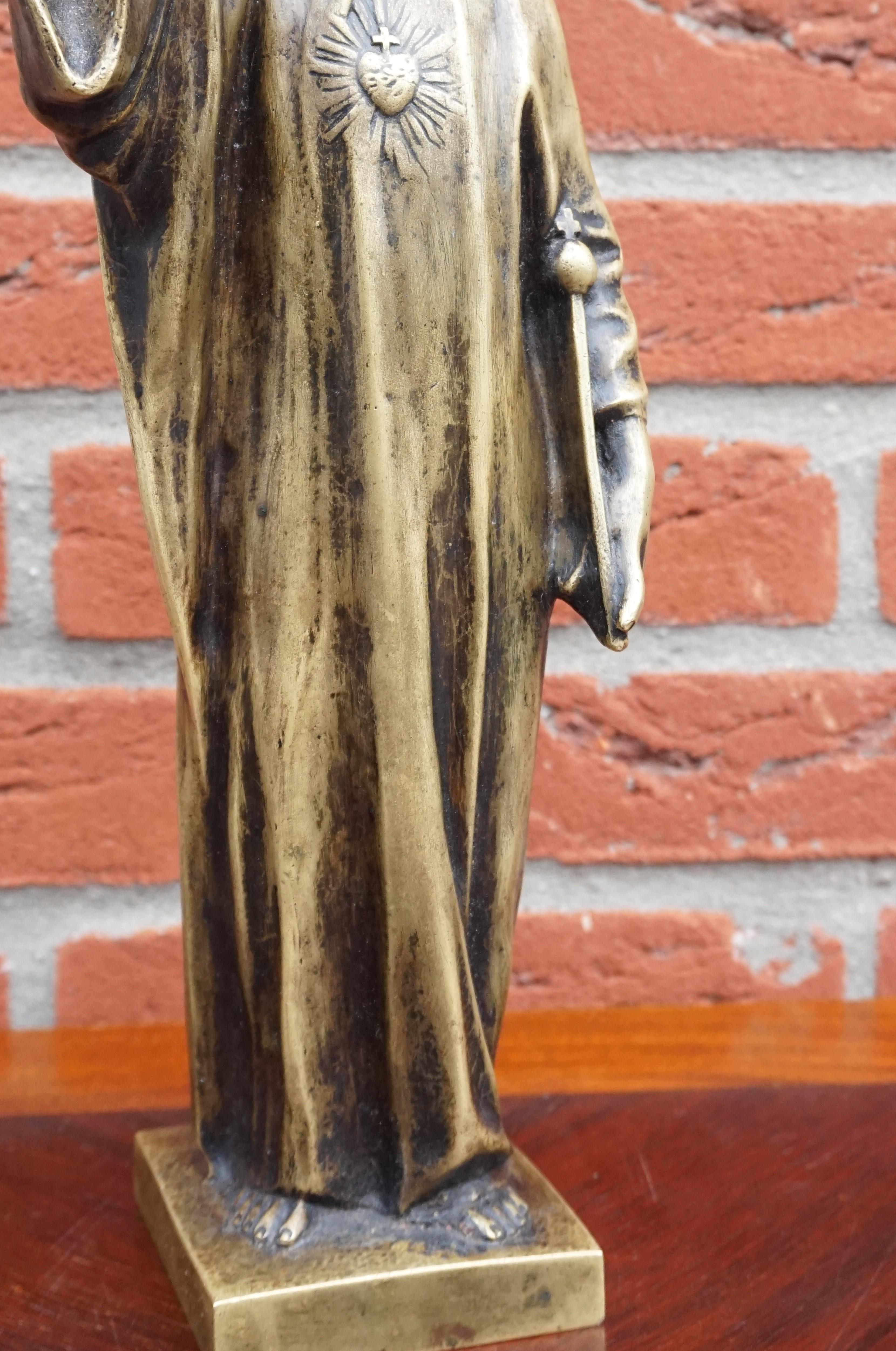 Antike Bronze-Skulptur eines heiligen Herzens aus Bronze / Statuette eines Christus, der einen Zepter hält im Angebot 10