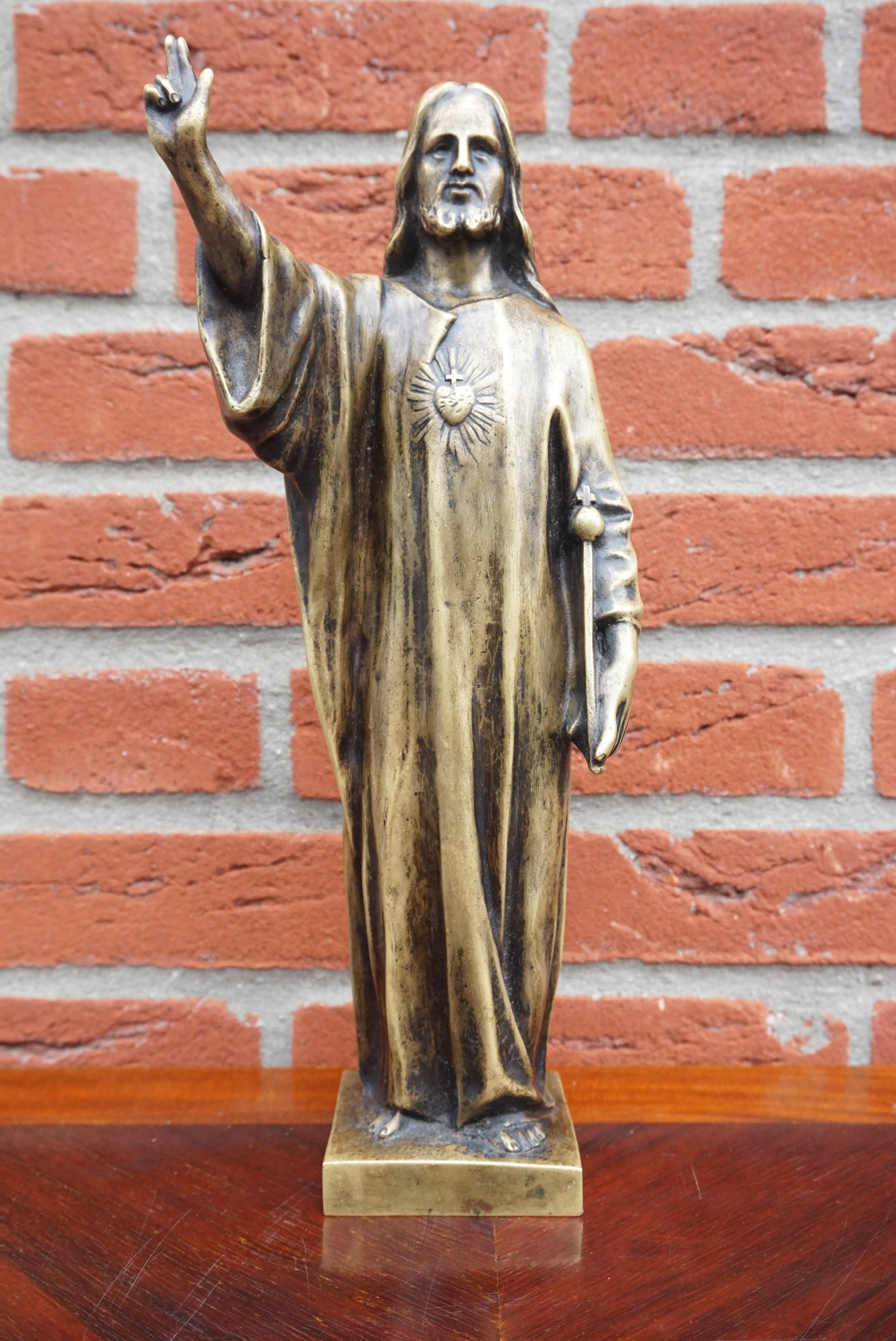 Antike Bronze-Skulptur eines heiligen Herzens aus Bronze / Statuette eines Christus, der einen Zepter hält im Angebot 12