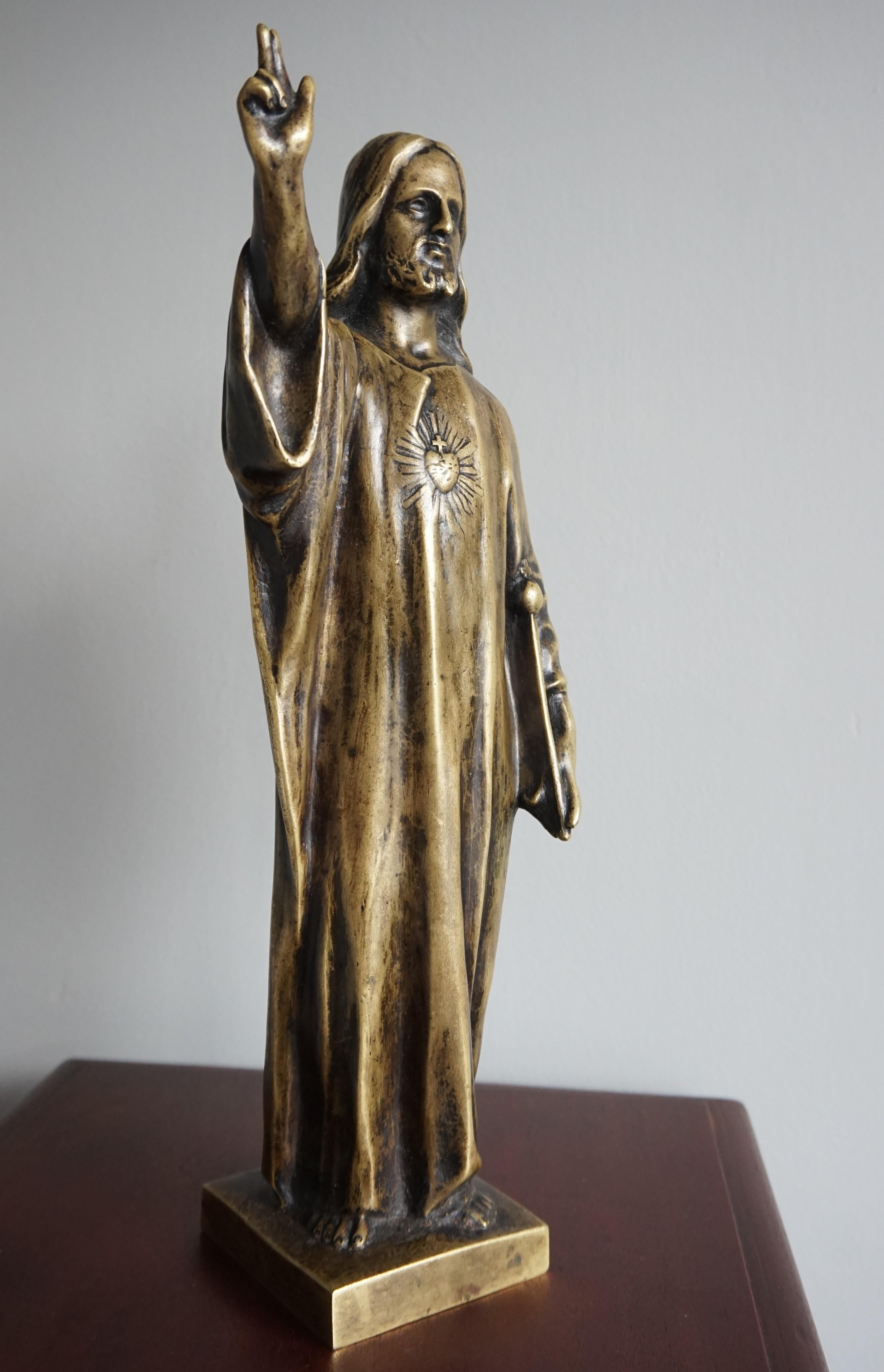 Handgefertigte Herzstatuette von Jesus von Nazareth.

Diese aussagekräftige Herz-Jesu-Skulptur ist aus Bronze und nur aus Bronze gefertigt. Alles ist in den ersten Jahren des 20. Jahrhunderts von Hand gefertigt worden und hat im Laufe der Jahrzehnte