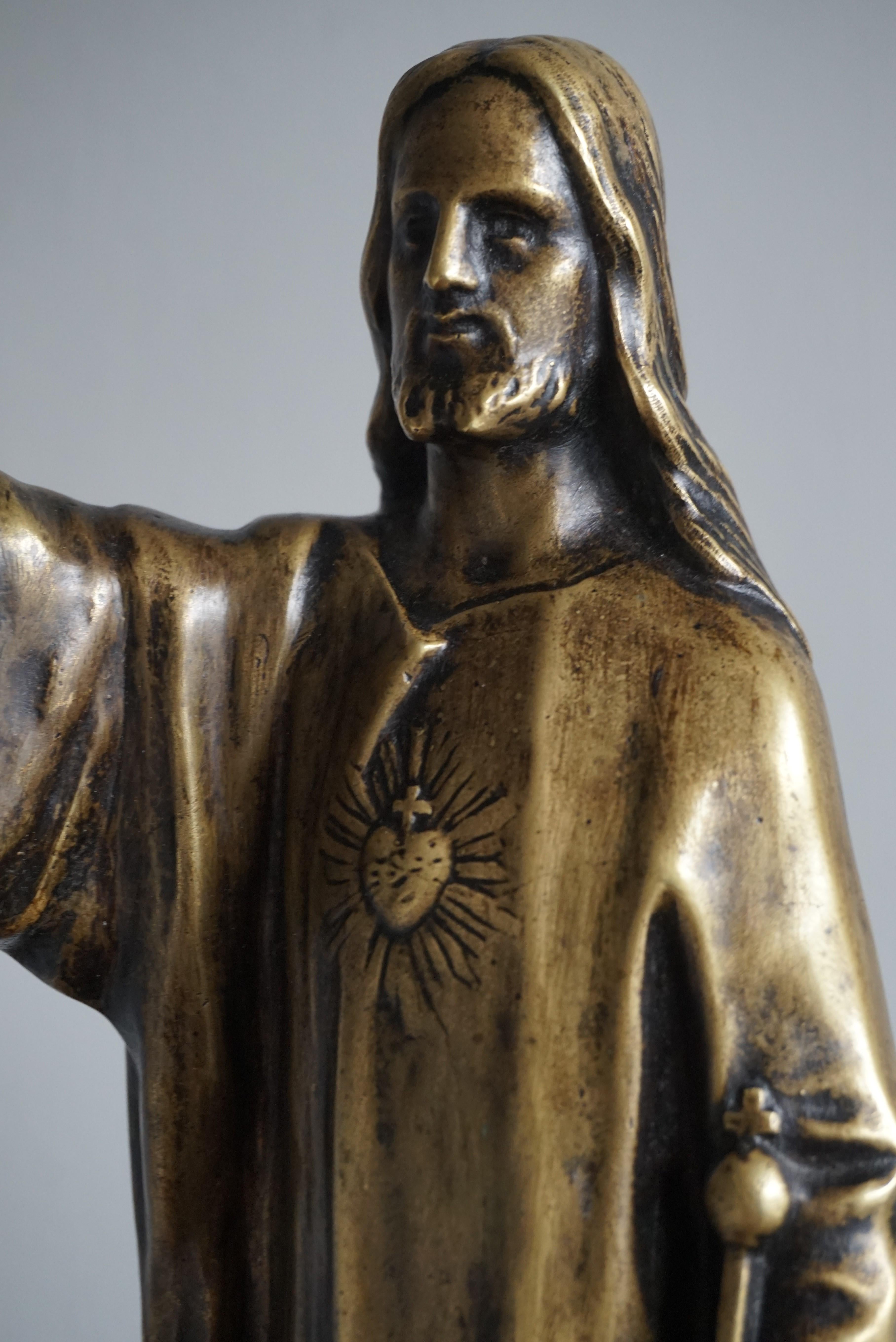 Antike Bronze-Skulptur eines heiligen Herzens aus Bronze / Statuette eines Christus, der einen Zepter hält (Arts and Crafts) im Angebot