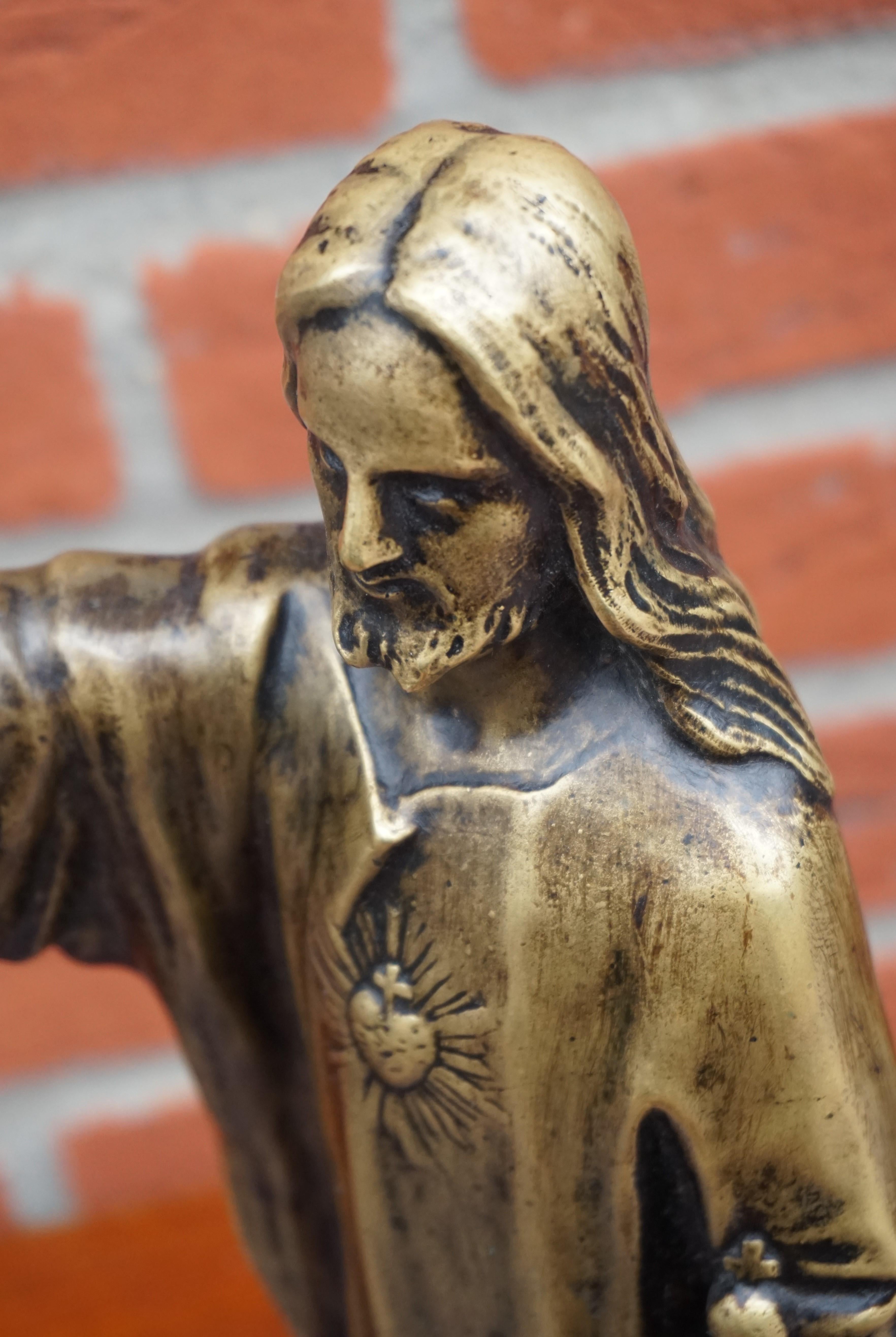 Antike Bronze-Skulptur eines heiligen Herzens aus Bronze / Statuette eines Christus, der einen Zepter hält (Europäisch) im Angebot