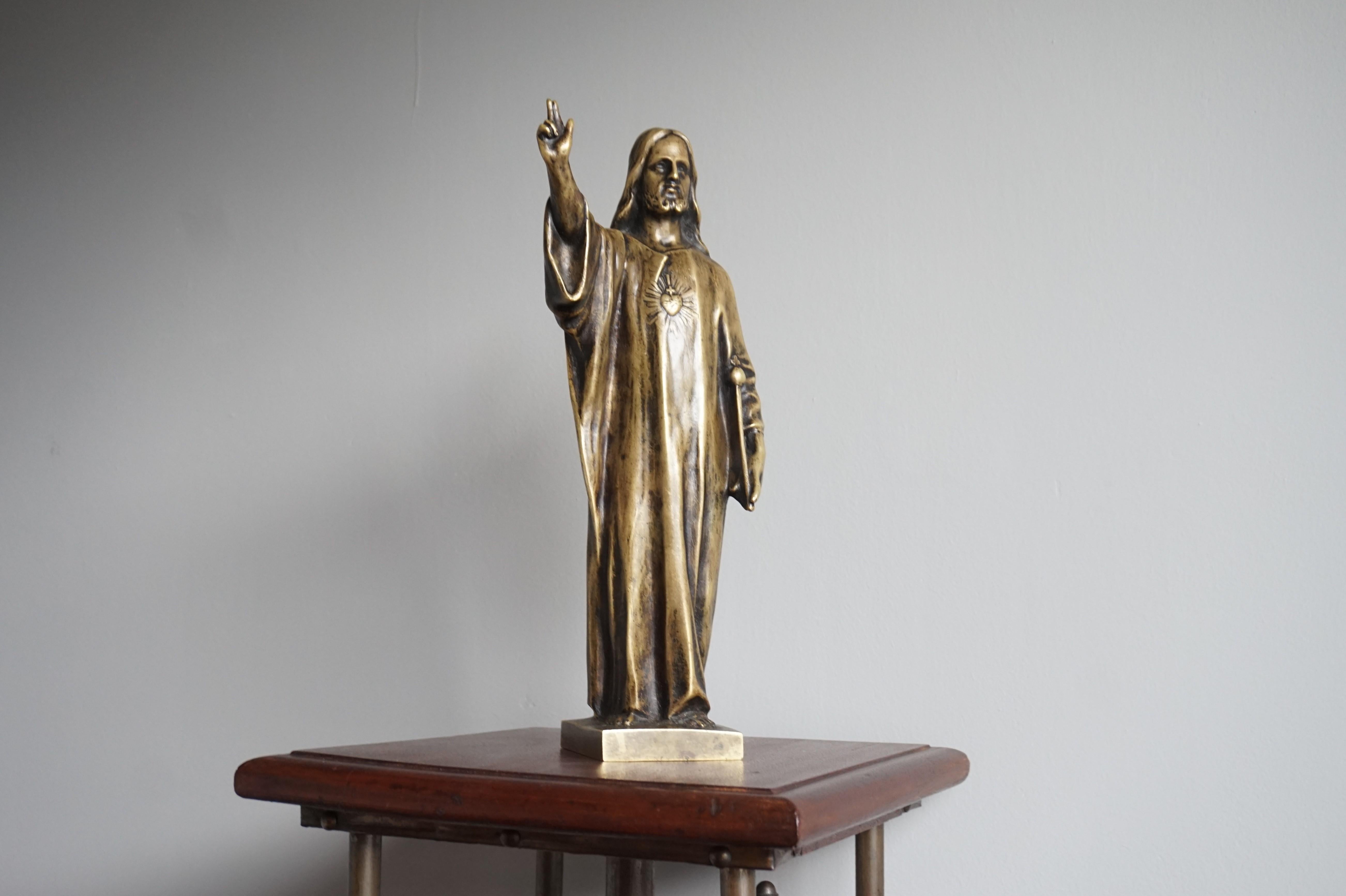 20ième siècle Sculpture / Statuette du Christ tenant un sceptre en bronze ancien en vente