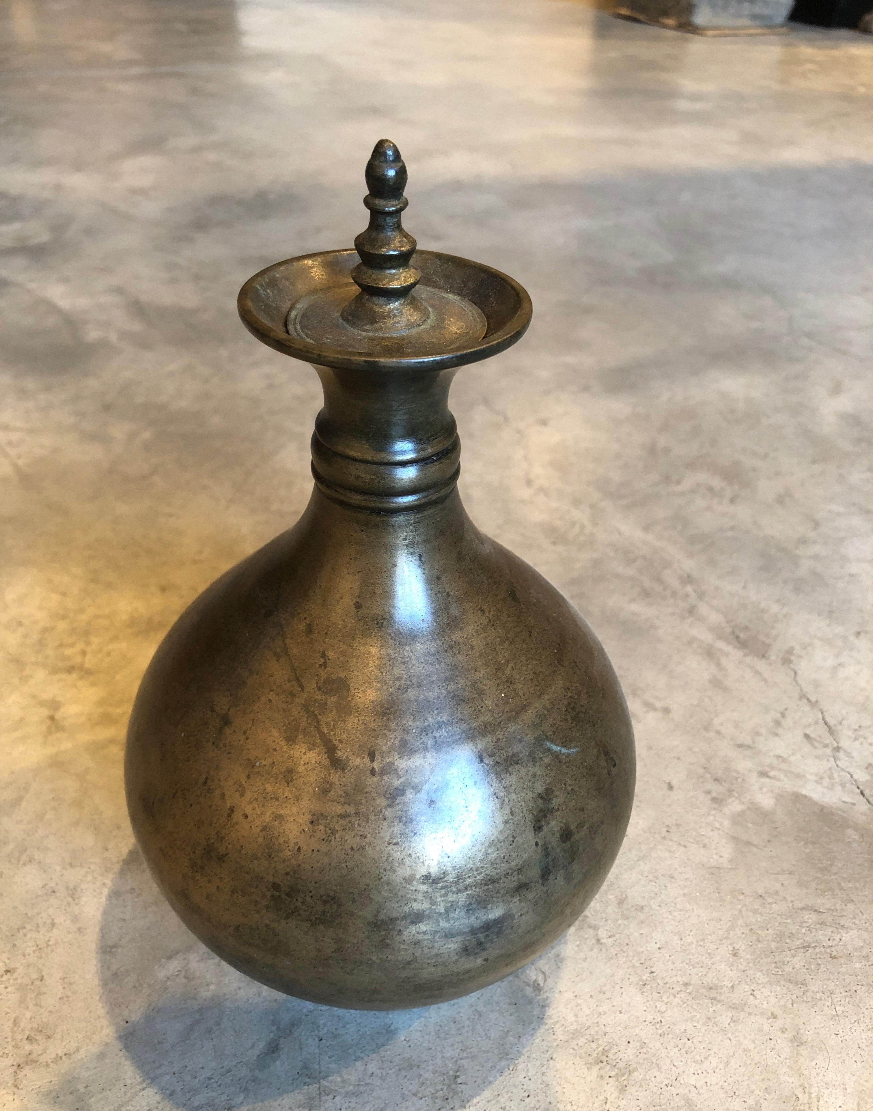 Antiker Holy Water-Behälter aus Bronze im Angebot 6
