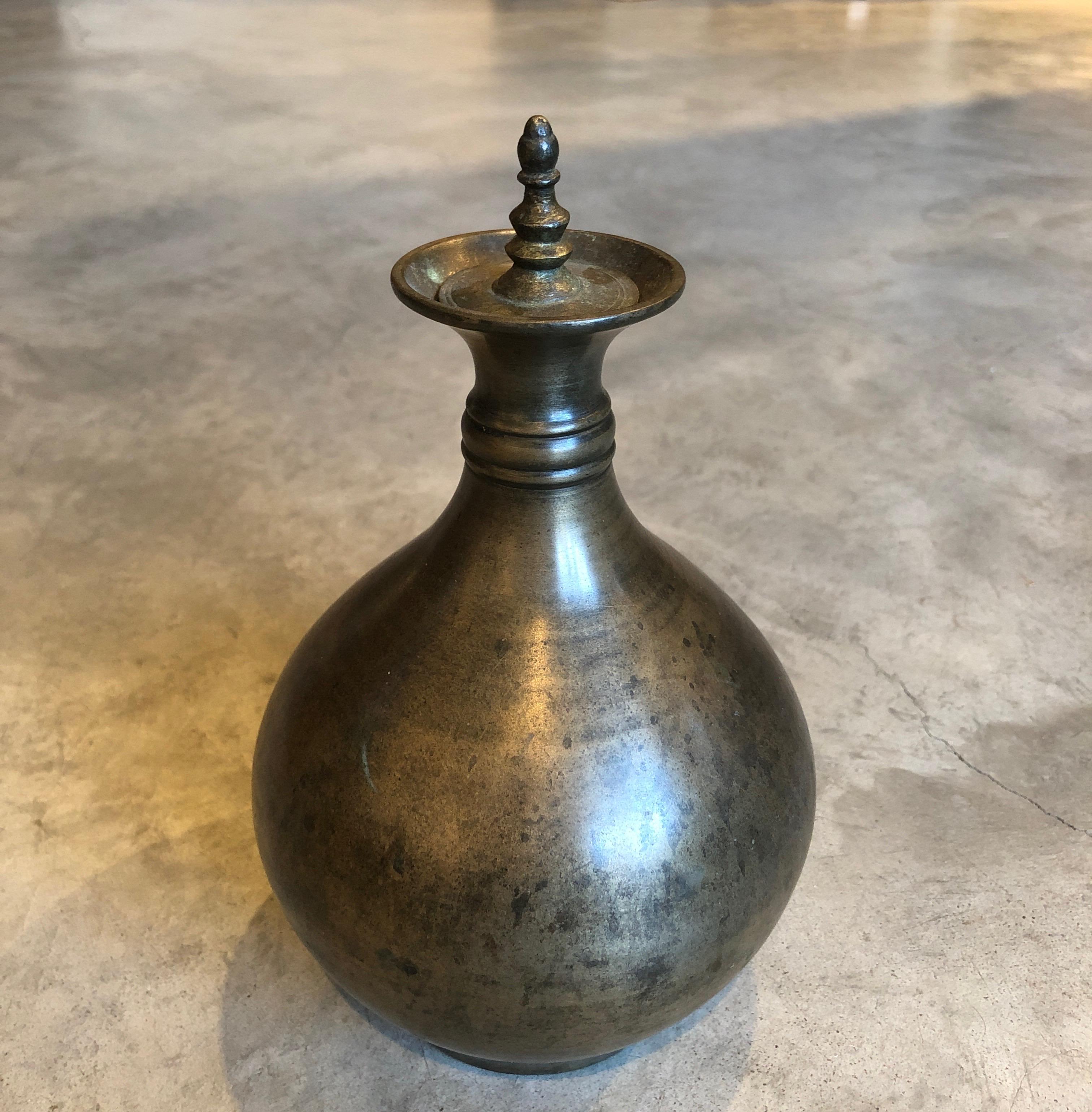 Antiker Holy Water-Behälter aus Bronze im Angebot 10
