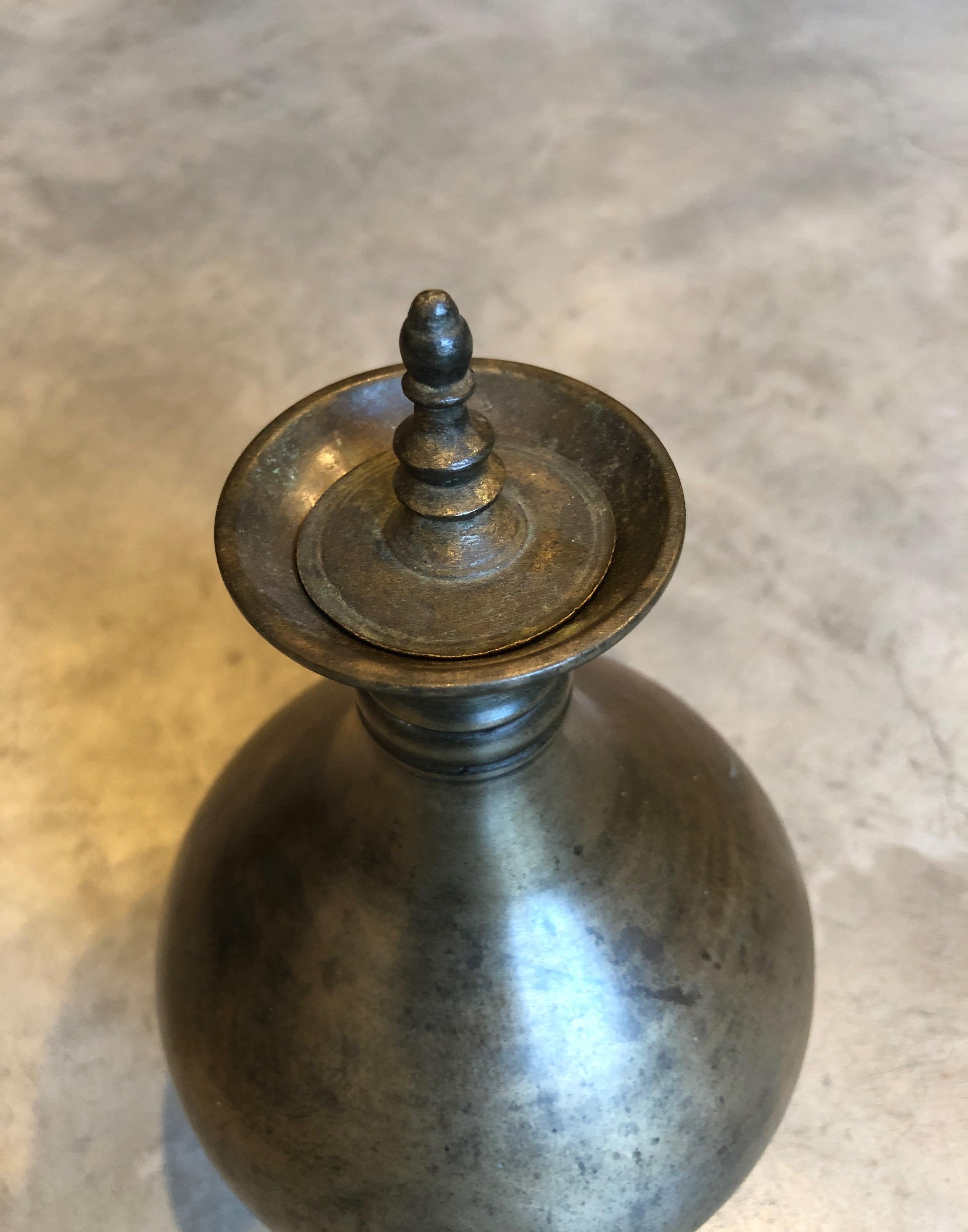 Antiker Holy Water-Behälter aus Bronze im Angebot 1