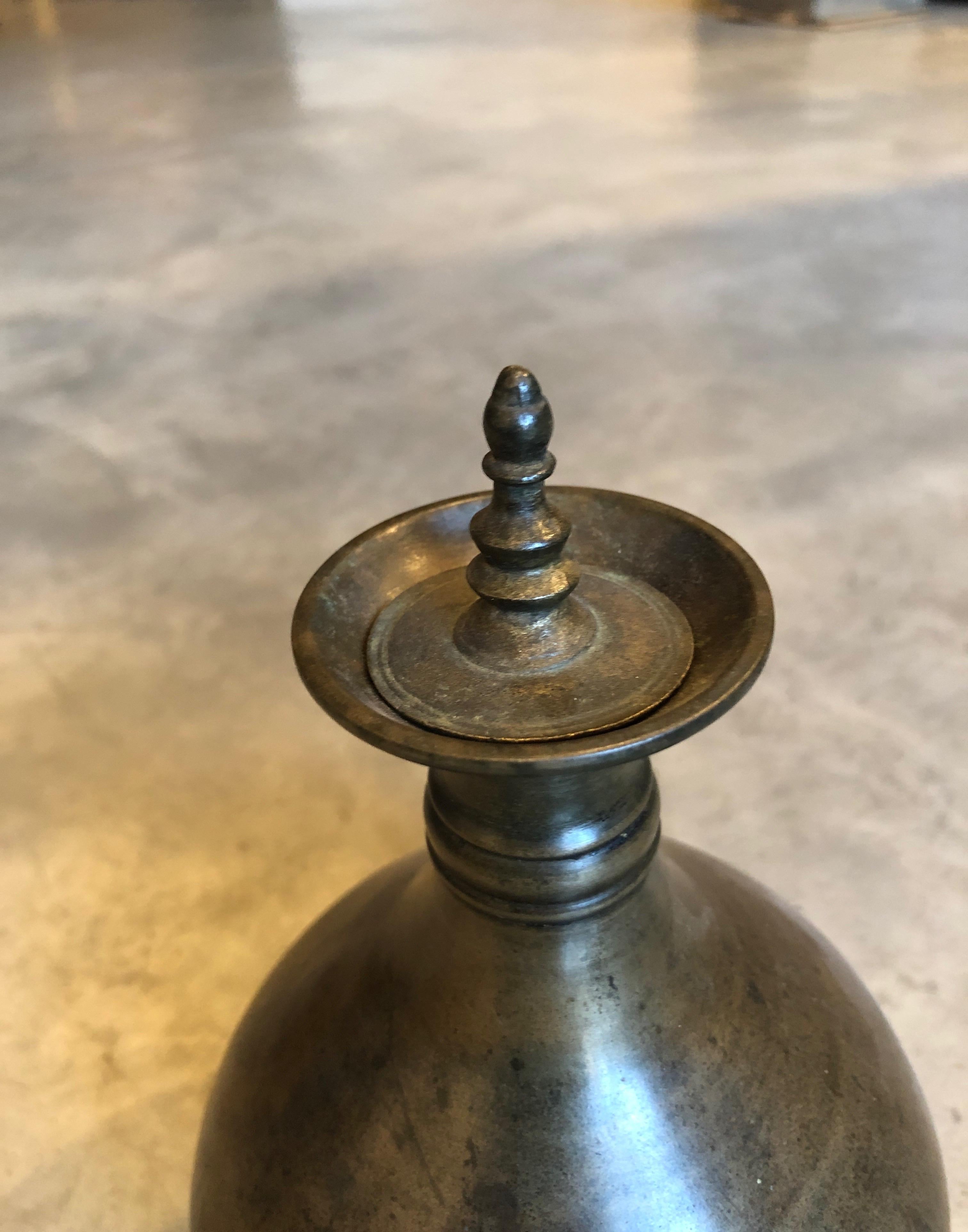 Antiker Holy Water-Behälter aus Bronze im Angebot 3