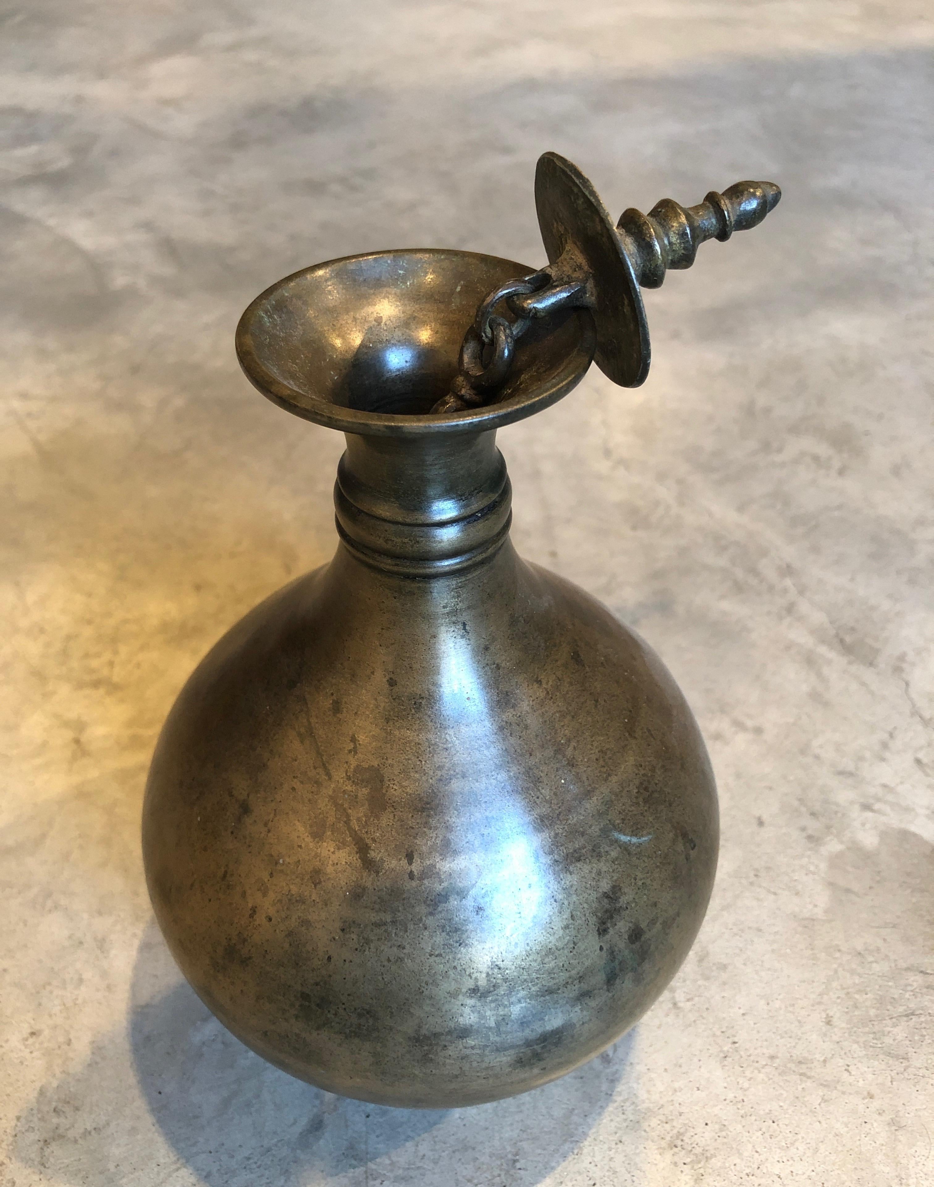 Antiker Holy Water-Behälter aus Bronze im Angebot 4