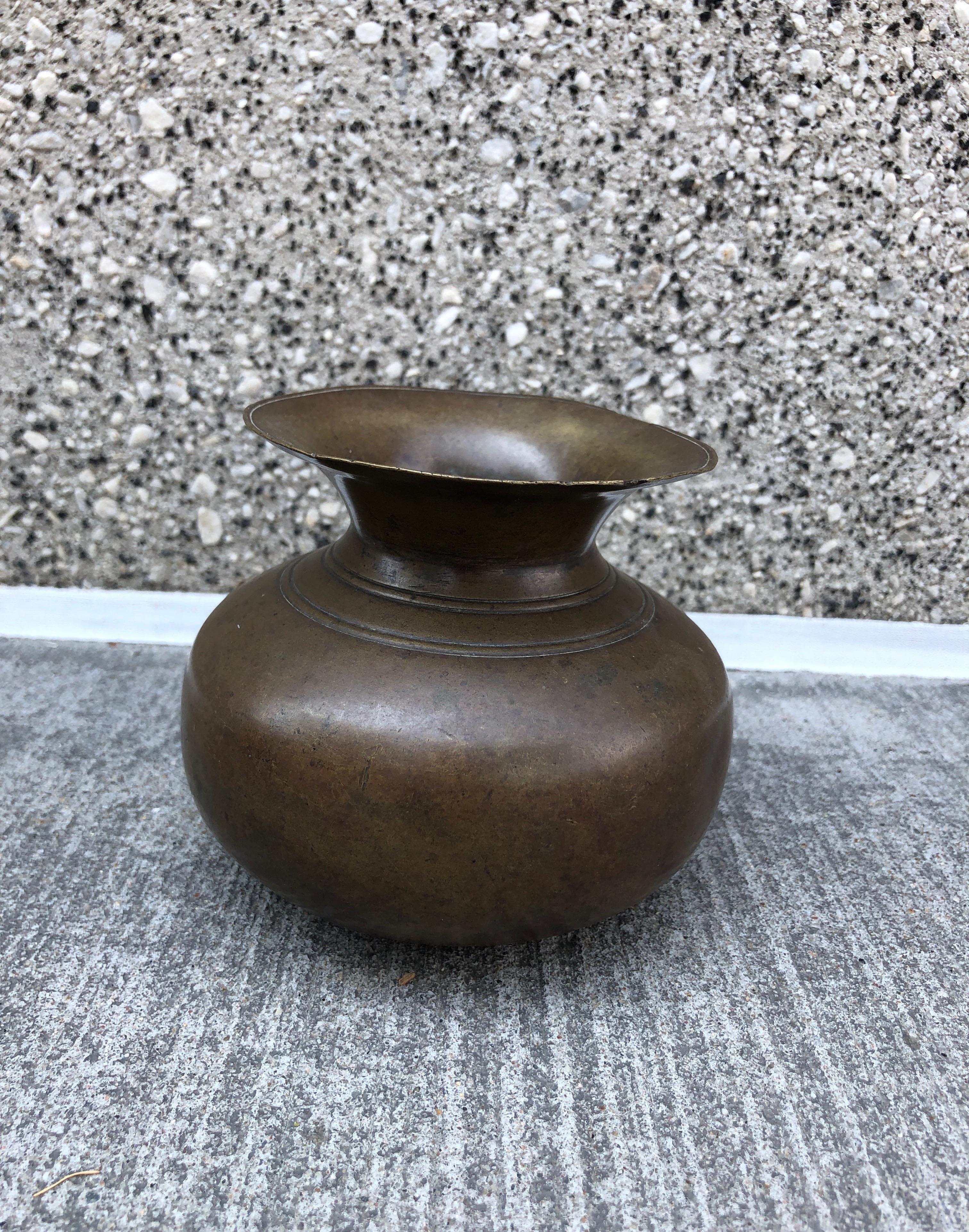 Antike heilige Wassergefäße aus Nepal aus Bronze im Angebot 7