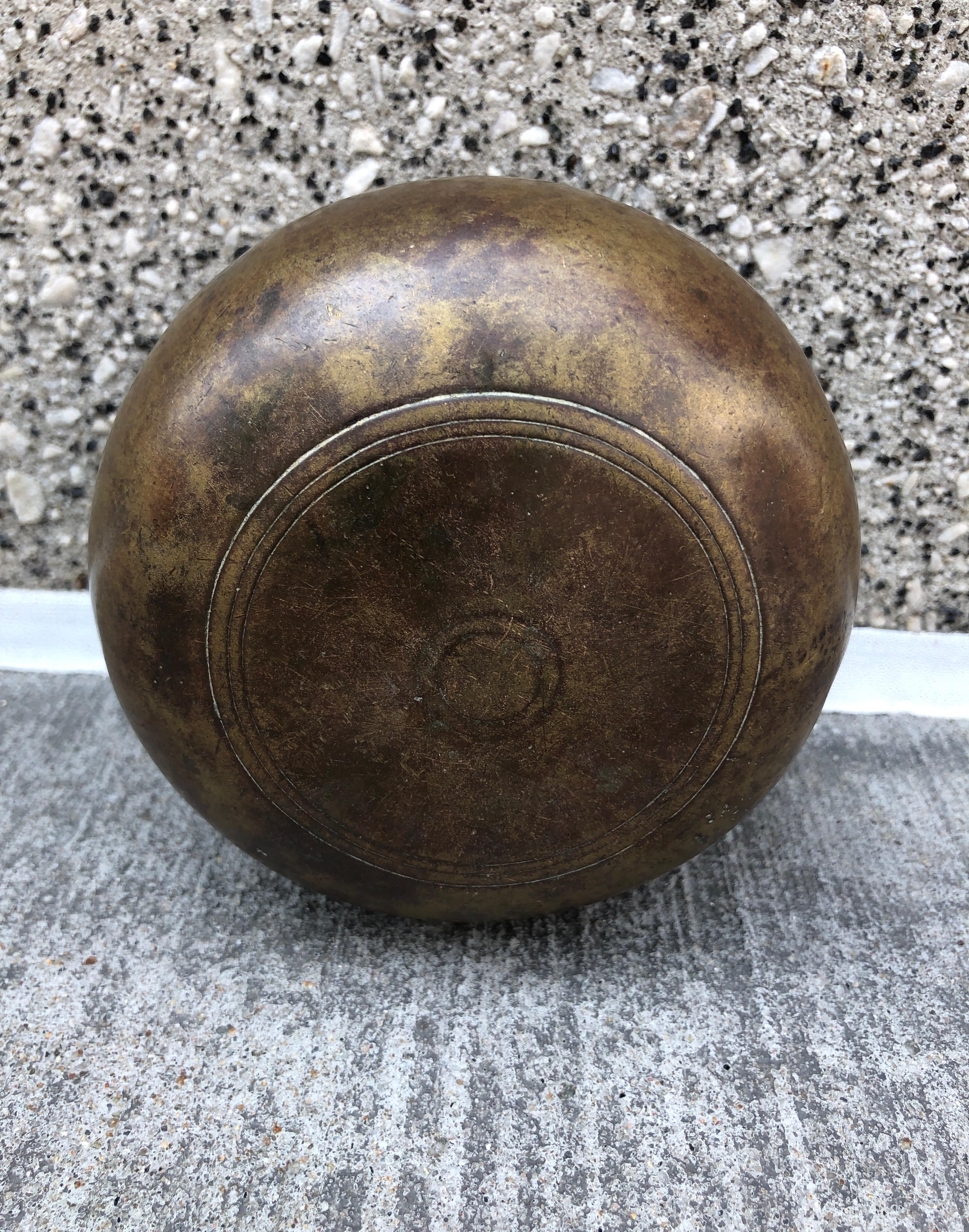 Antike heilige Wassergefäße aus Nepal aus Bronze im Angebot 8