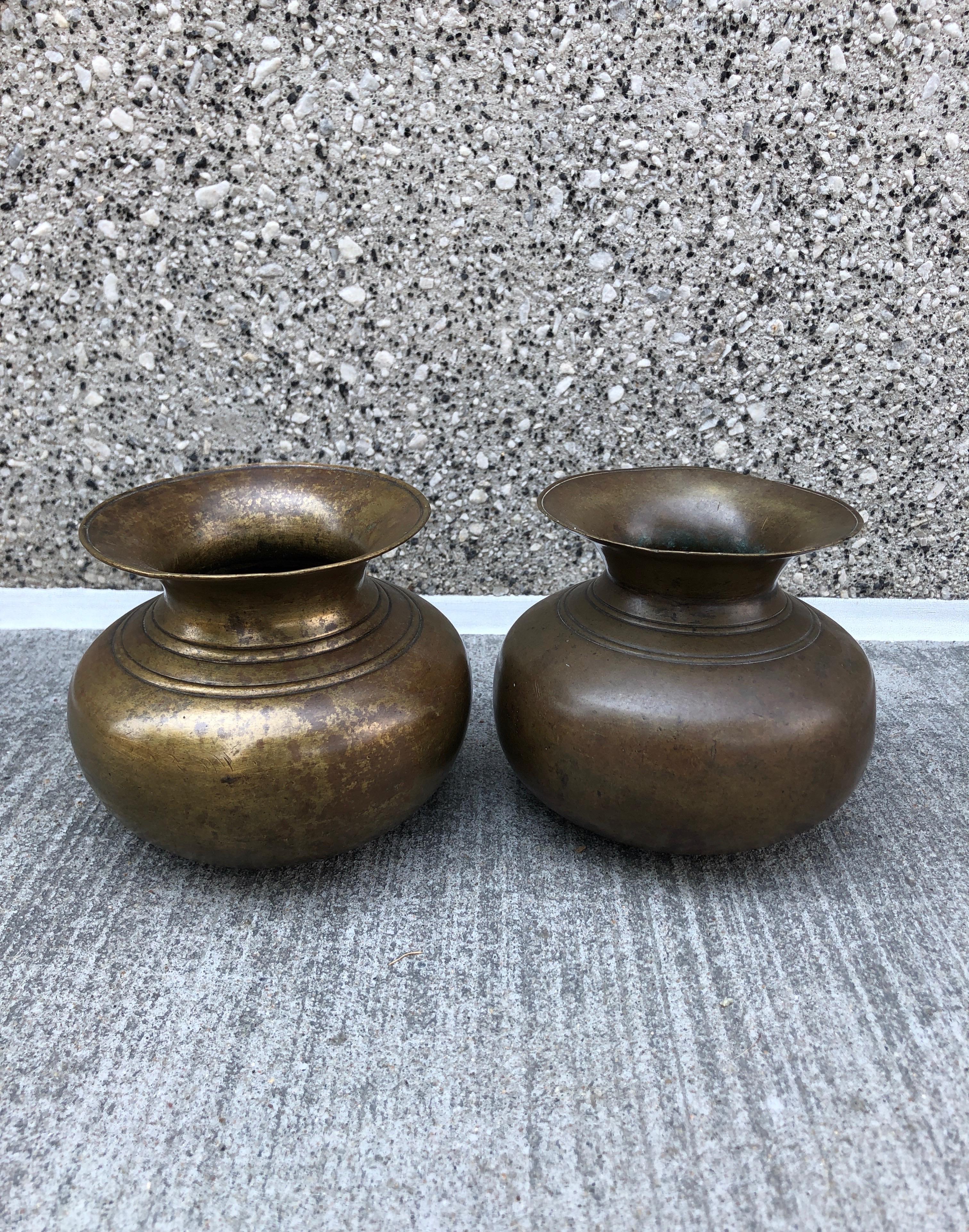 Antike heilige Wassergefäße aus Nepal aus Bronze im Angebot 9