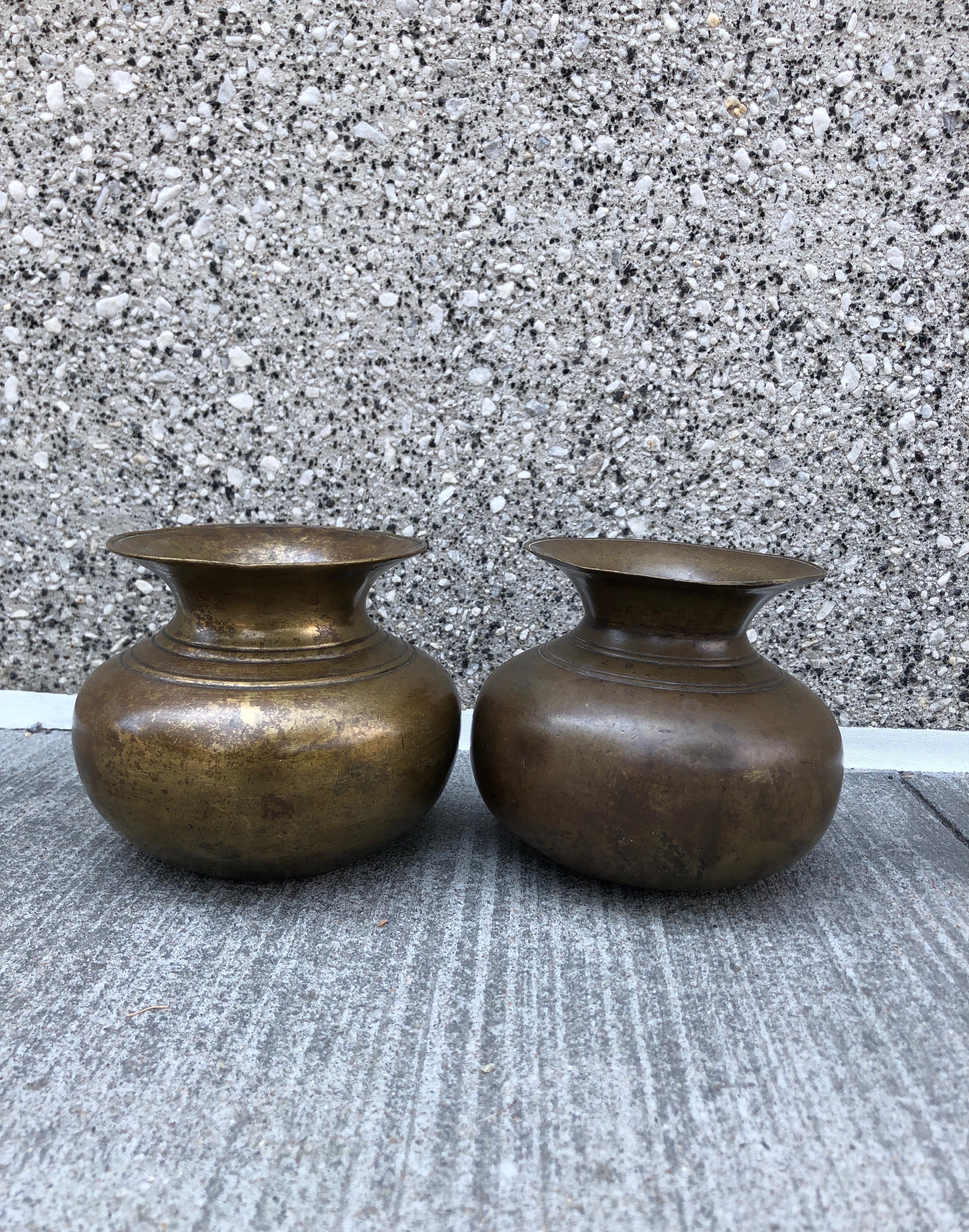 Antike heilige Wassergefäße aus Nepal aus Bronze (Nepalesisch) im Angebot