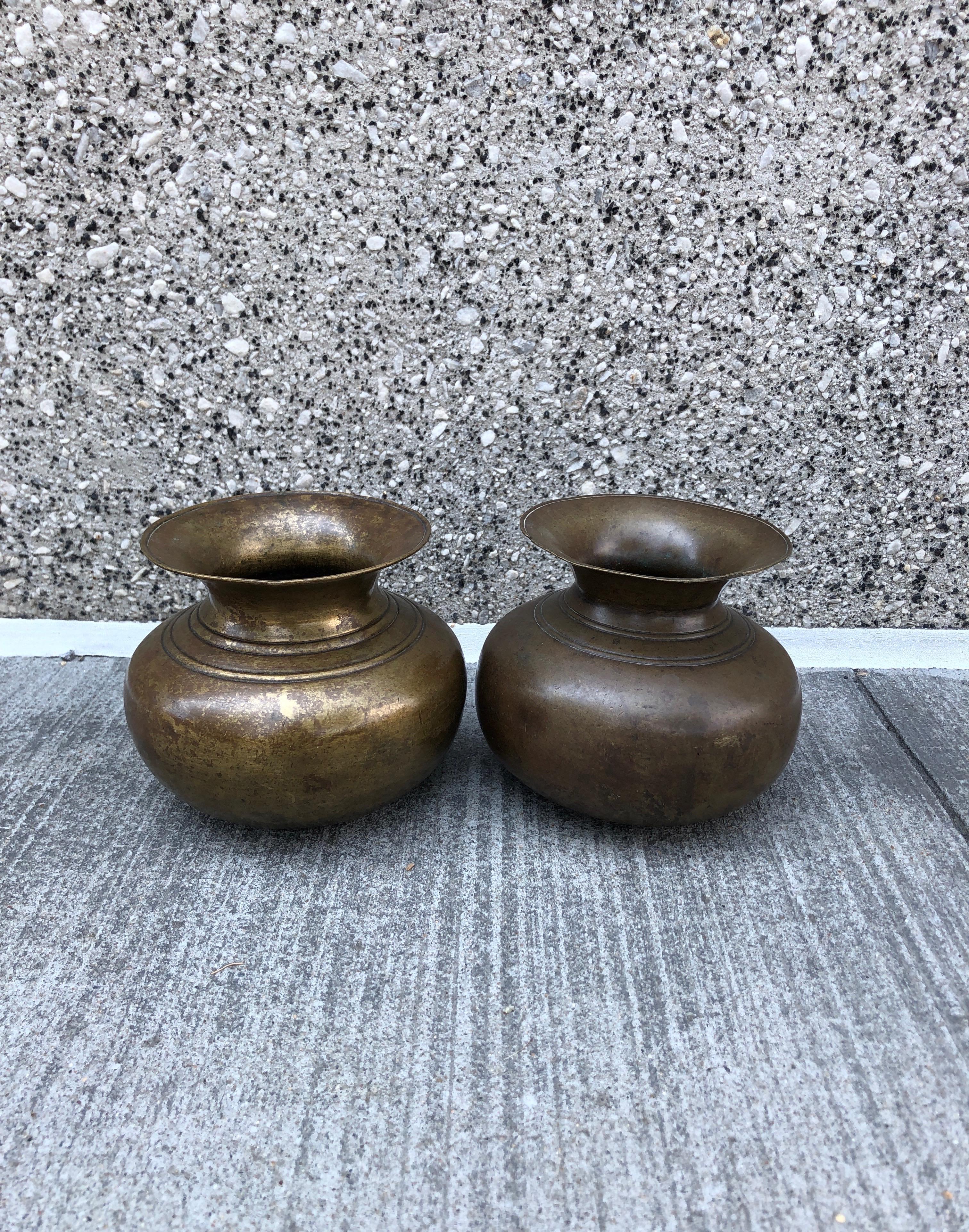 Antike heilige Wassergefäße aus Nepal aus Bronze im Zustand „Gut“ im Angebot in New York, NY