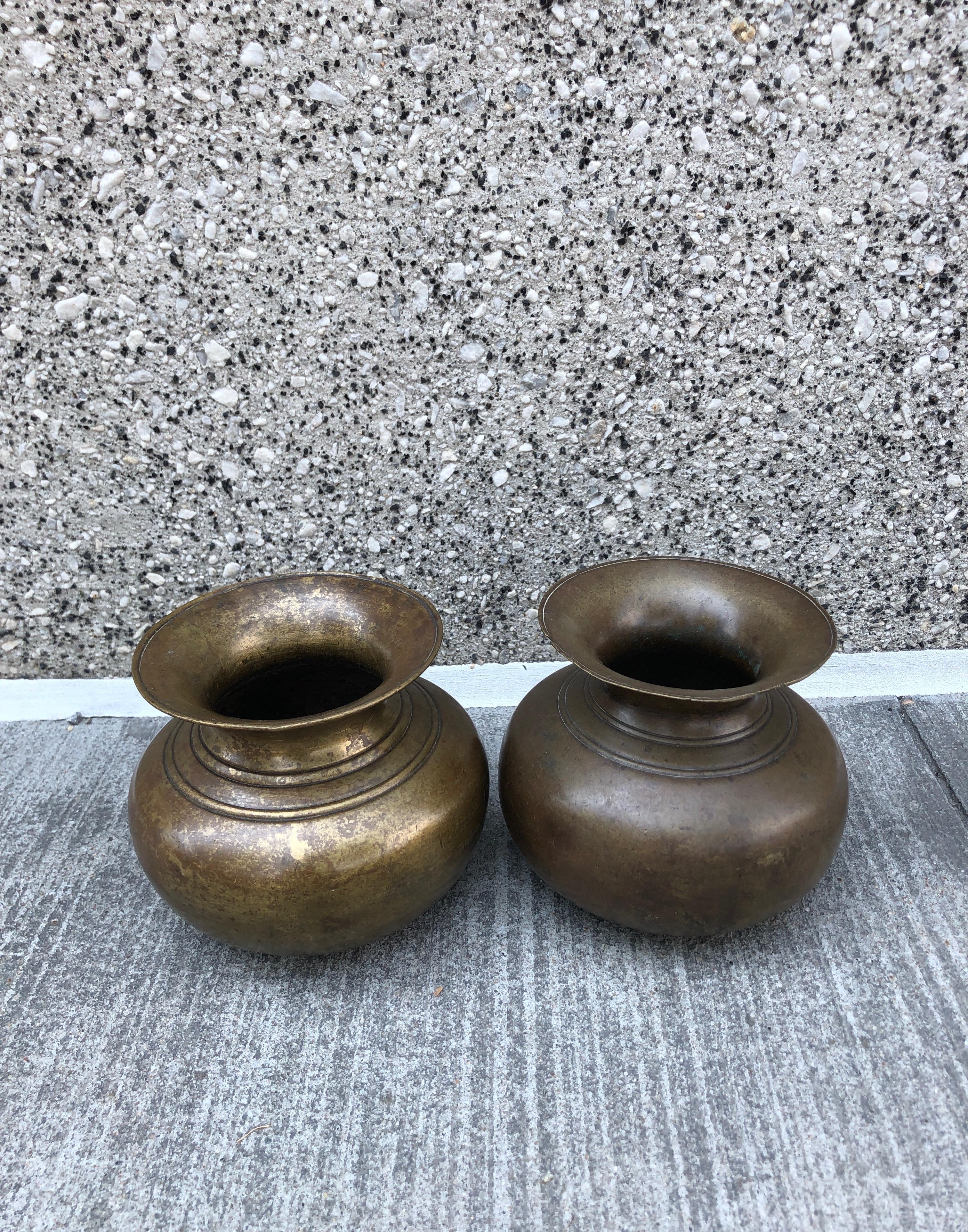 Antike heilige Wassergefäße aus Nepal aus Bronze (19. Jahrhundert) im Angebot