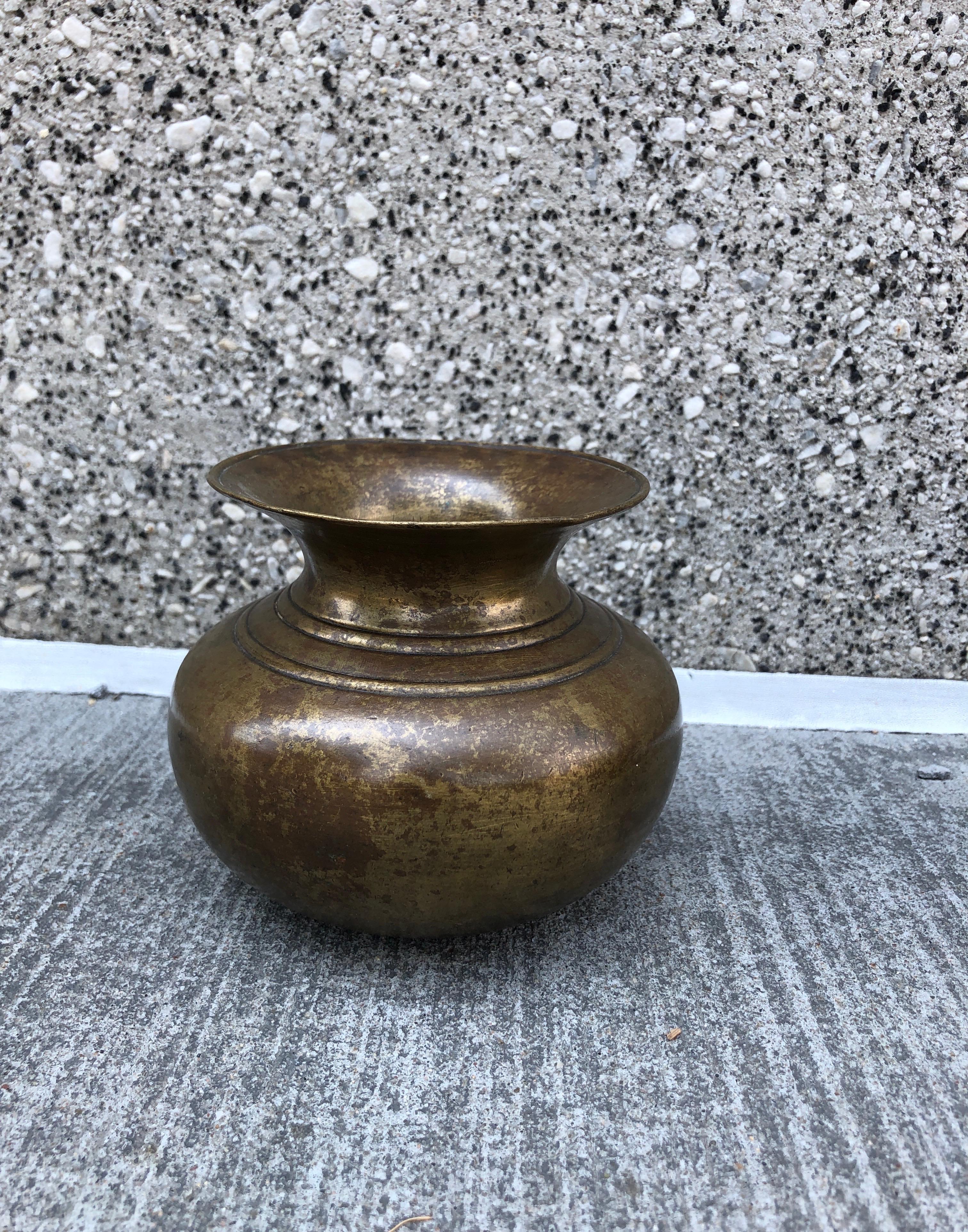 Antike heilige Wassergefäße aus Nepal aus Bronze im Angebot 3