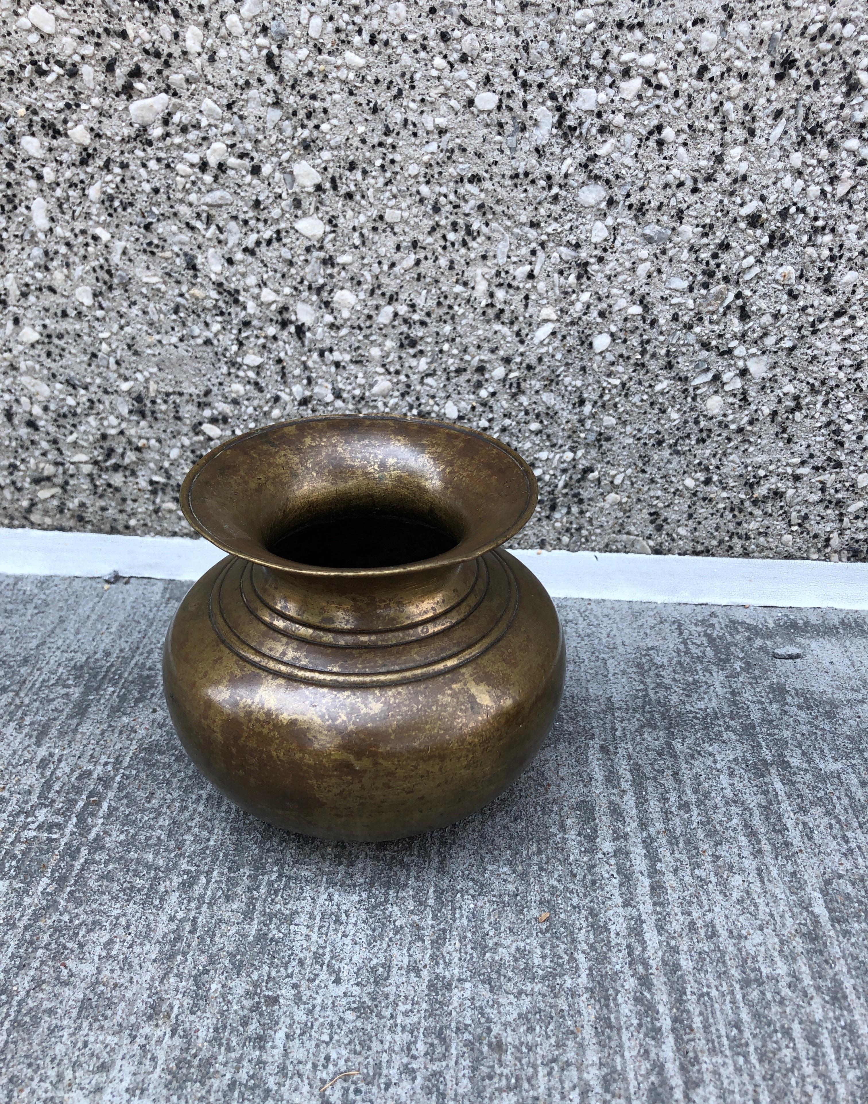 Antike heilige Wassergefäße aus Nepal aus Bronze im Angebot 4