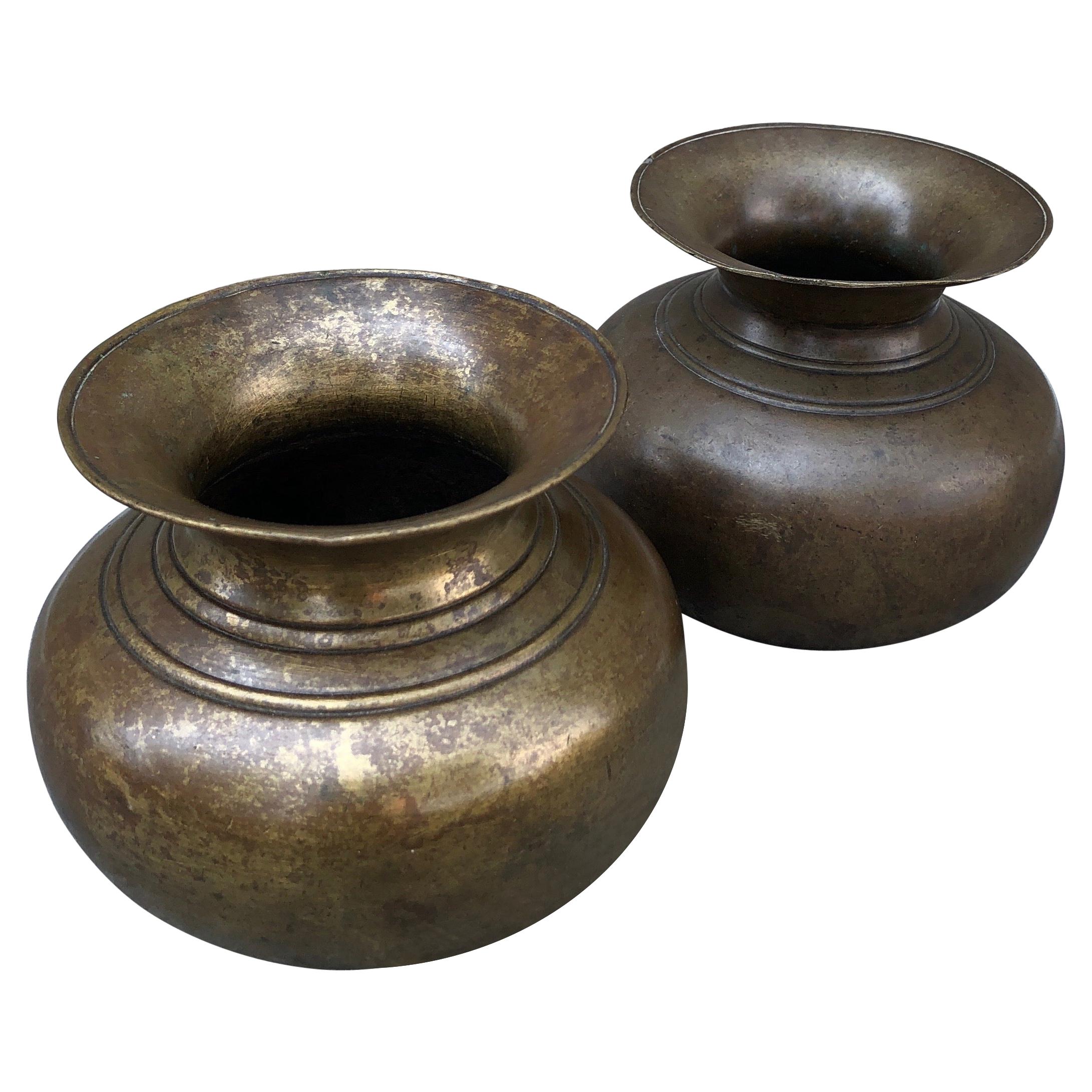 Récipients à eau Sainte en bronze ancien provenant du Népal