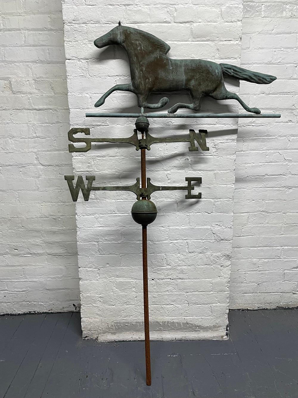 Antike Pferde-Wetterfahne aus Bronze. Die Wetterfahne hat ihre eigene originale Patina. Die Wetterfahne stammt aus einem Haus in Neuengland.