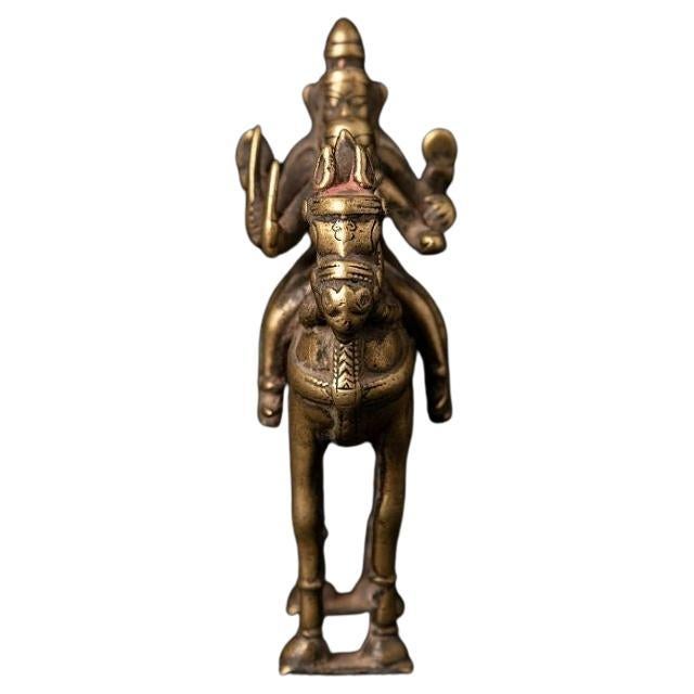 Material: bronze
15,4 cm high 
5,6 cm wide and 12 cm deep
Weight: 0.619 kgs
Originating from India
Late 18th / early 19th century

