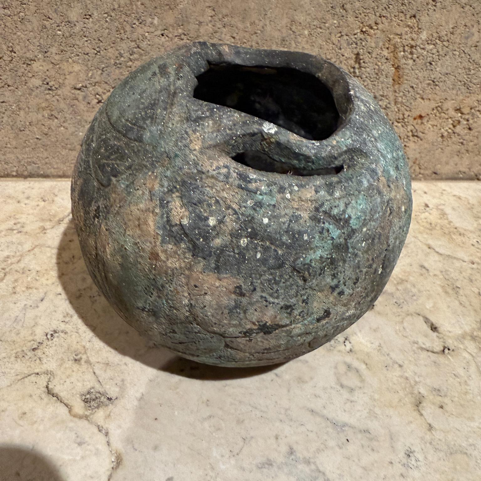 Antique Ikebana Vase Bronze Bowl with floral relief
Unable to read symbols
Very old thick texturized patina present.
Refer to images.
4.13 h x 5 diameter