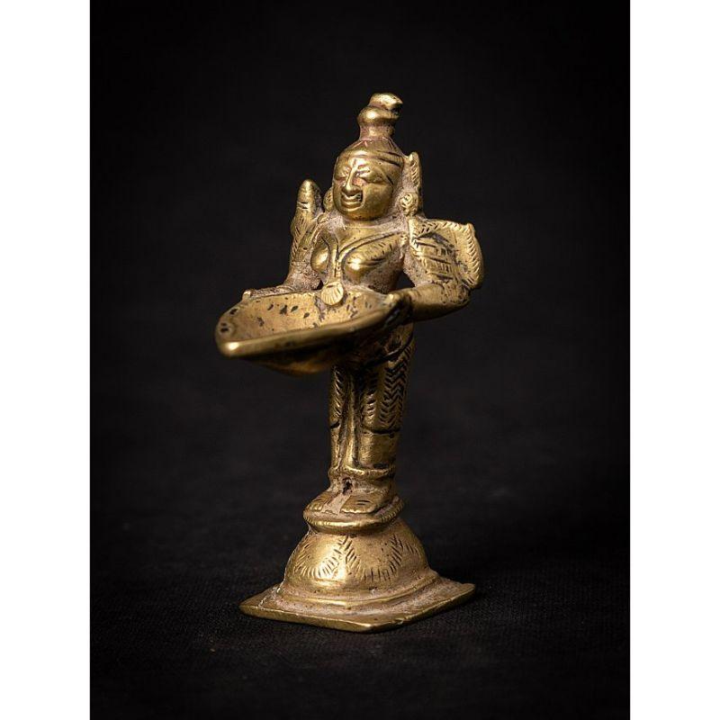 Material: bronze
8,9 cm high 
4,1 cm wide and 5,1 cm deep
Weight: 0.157 kgs
Seems to be the goddess Parvati
Originating from India
18th century

