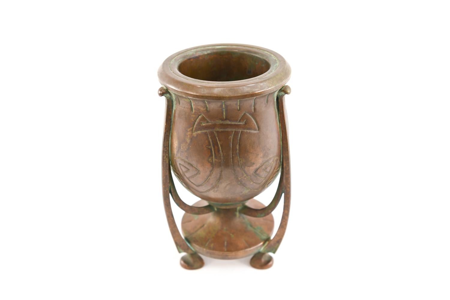 Dieses Gefäß von faszinierender Form hat eine schöne patinierte Bronzeoberfläche. Dieses Stück würde ein Regal oder einen Tisch bereichern.