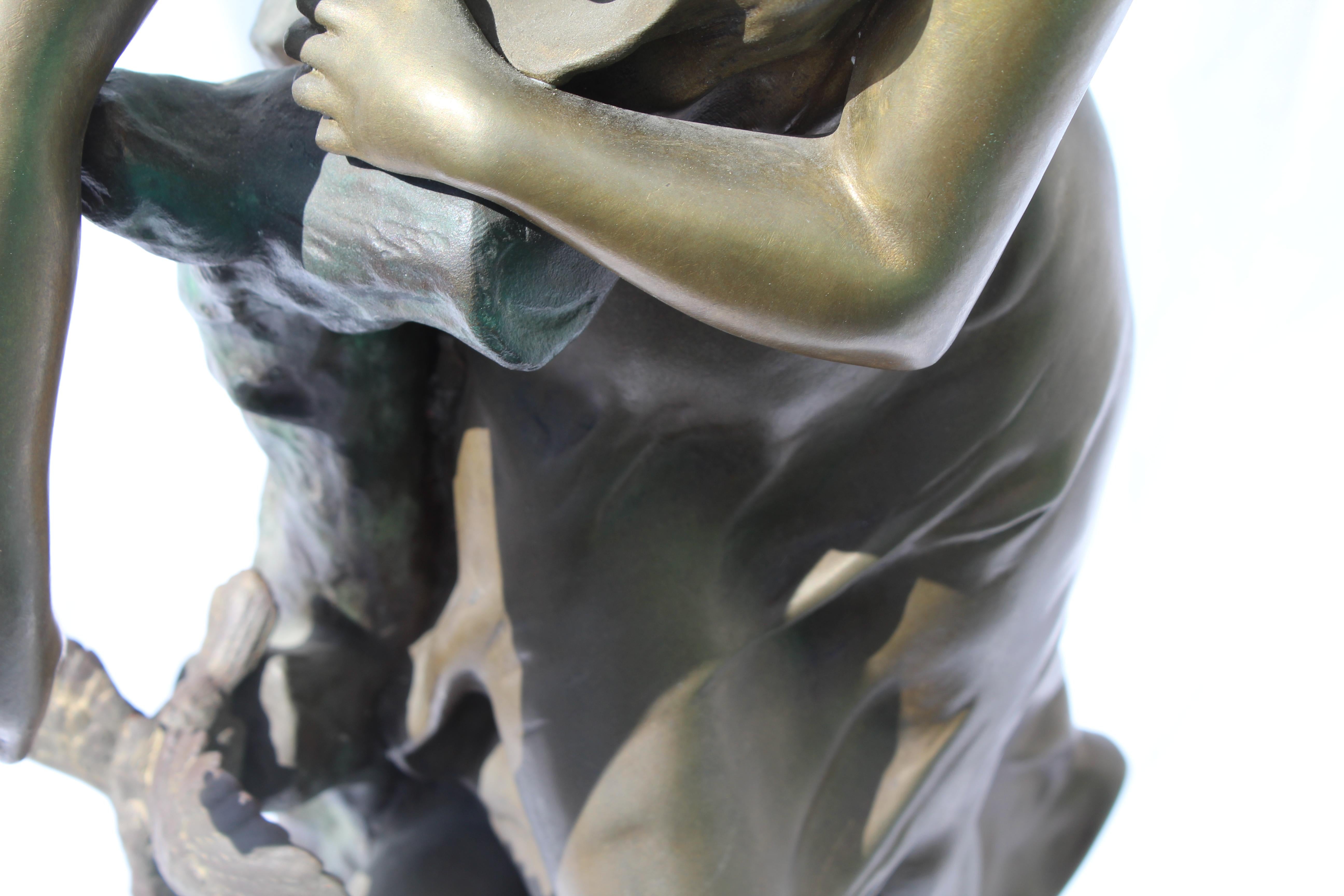 Eine antike große Bronzefigur eines Mädchens mit Vögeln. Multi-patinas und unterzeichnet und Titel durch den Künstler ( Champagne Sr.)  Schweres Stück. Die Gesamthöhe beträgt 30
