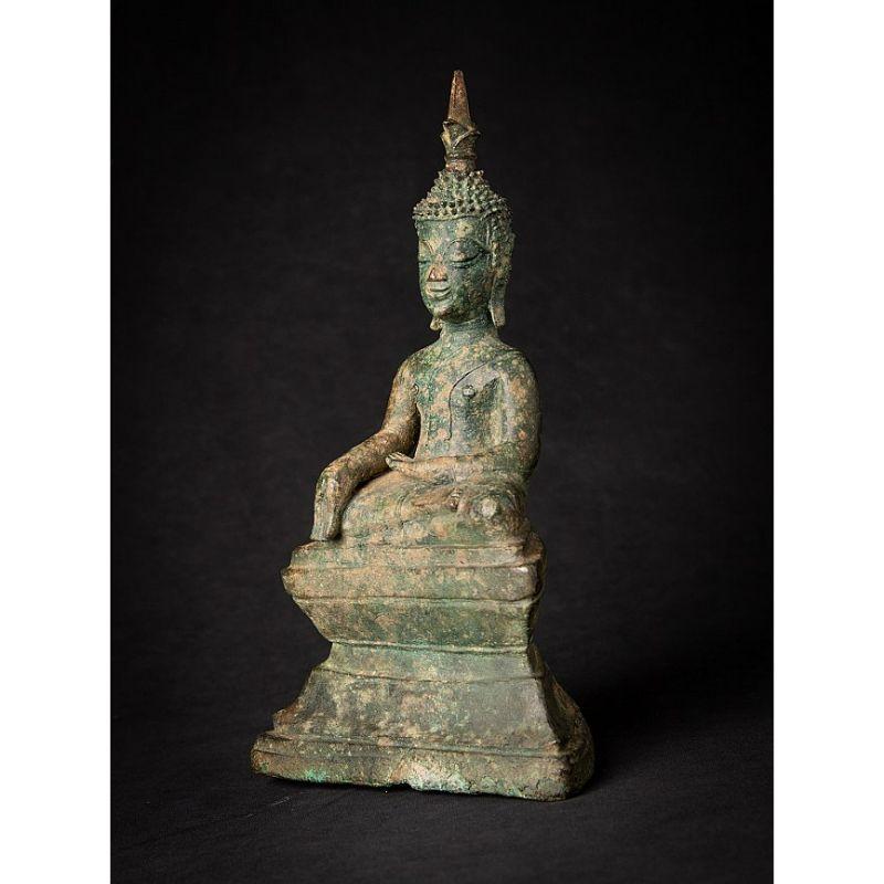 Material: bronze
Measures: 26, 8 cm high
15,1 cm wide and 10,2 cm deep.
weight: 1.647 kgs.
Bhumisparsha mudra.
Originating from Laos.
17th Century

