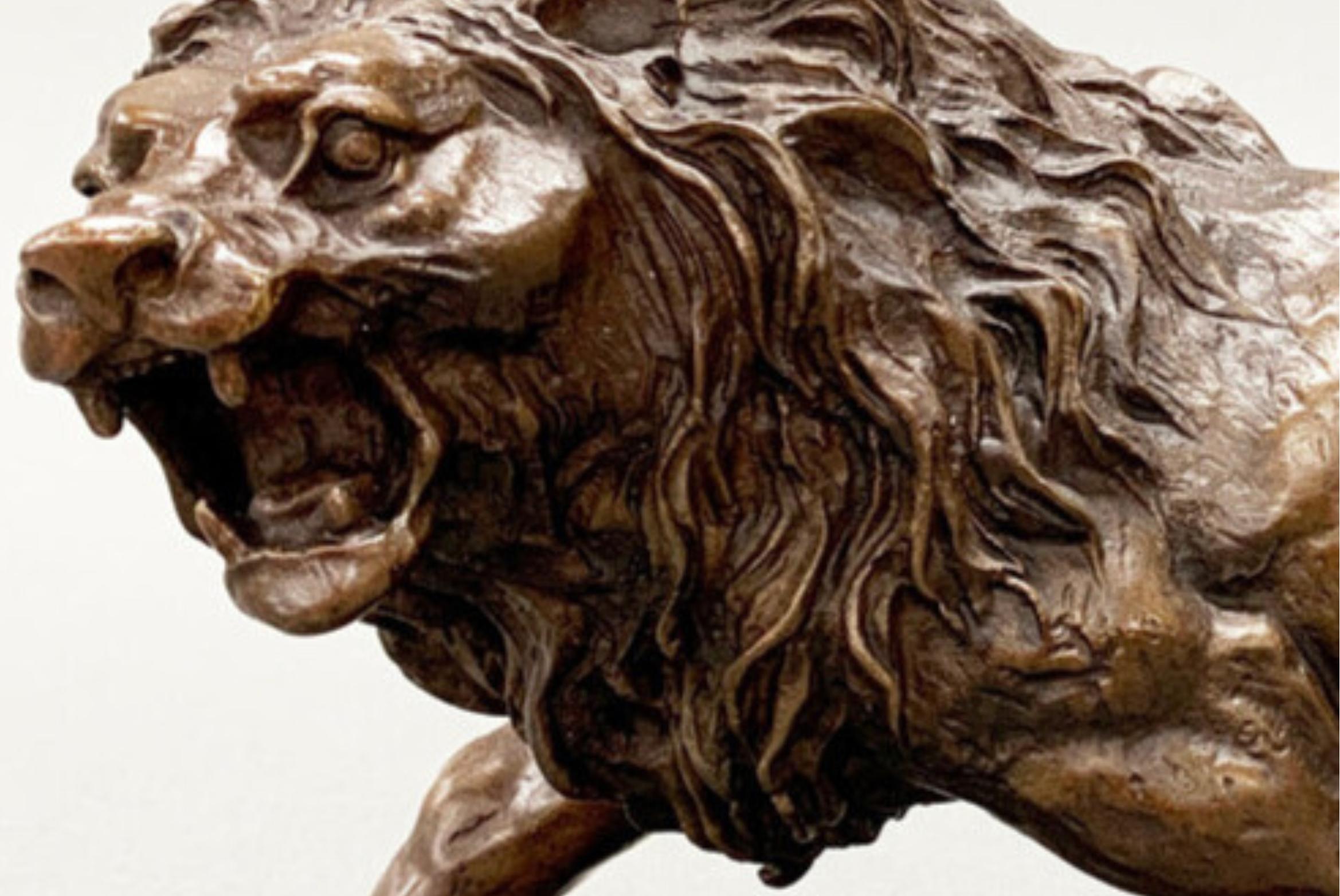 Français Sculpture de Lion en Bronze Antique 19ème siècle Statue de Lion rugissant patinée marron en vente