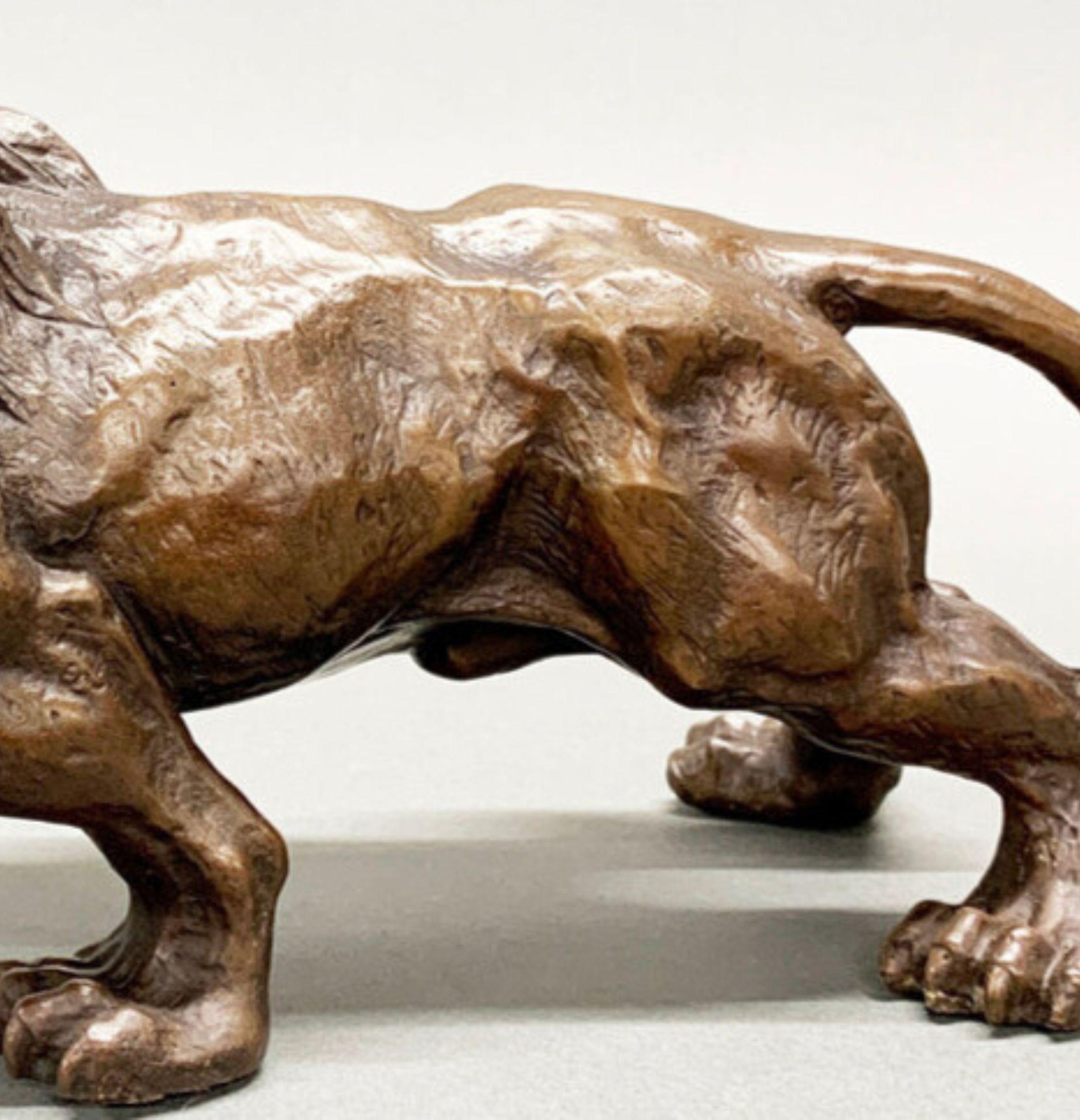 Sculpté Sculpture de Lion en Bronze Antique 19ème siècle Statue de Lion rugissant patinée marron en vente
