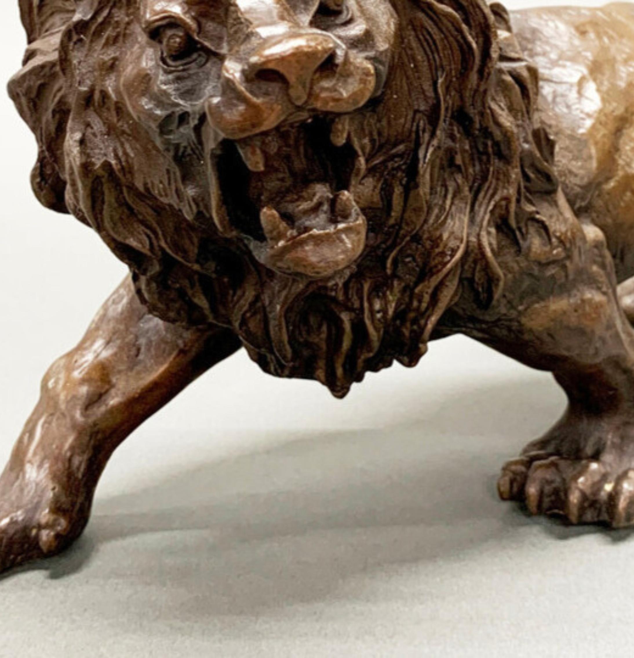 Sculpture de Lion en Bronze Antique 19ème siècle Statue de Lion rugissant patinée marron Excellent état - En vente à Wembley, GB