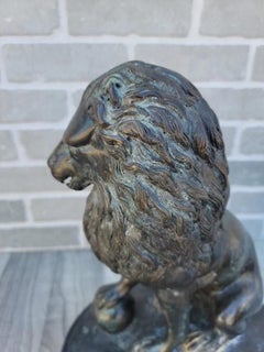 Paire de statues de lions anciennes en bronze