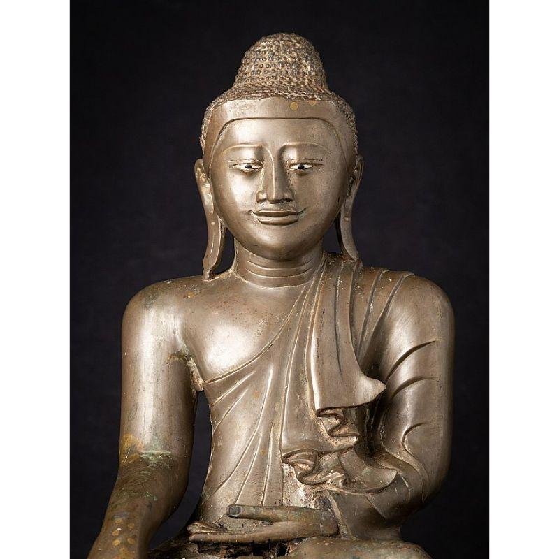 Material: bronze
43,5 cm high 
32,5 cm wide and 20,6 cm deep
Weight: 12.2 kgs
With inlayed eyes
Mandalay style
Bhumisparsha mudra
Originating from Burma
19th century.

 