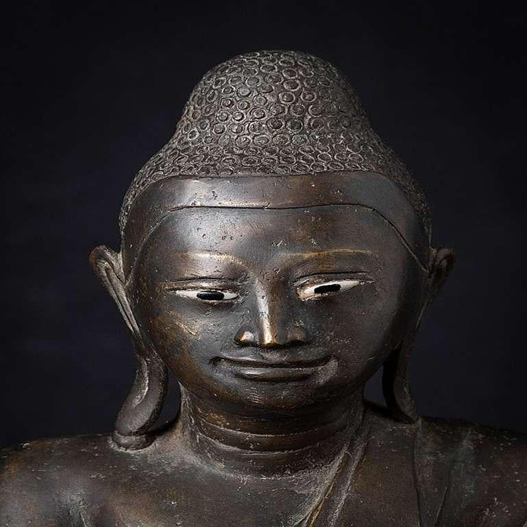 Antike Mandalay-Buddha-Statue aus Bronze aus Birma im Angebot 5