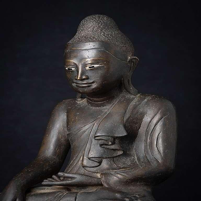 Antike Mandalay-Buddha-Statue aus Bronze aus Birma im Angebot 6