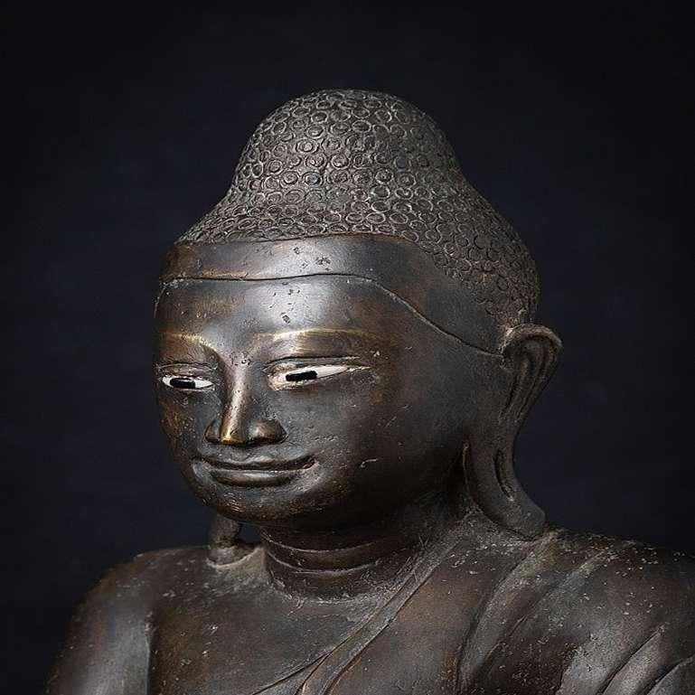 Antike Mandalay-Buddha-Statue aus Bronze aus Birma im Angebot 7