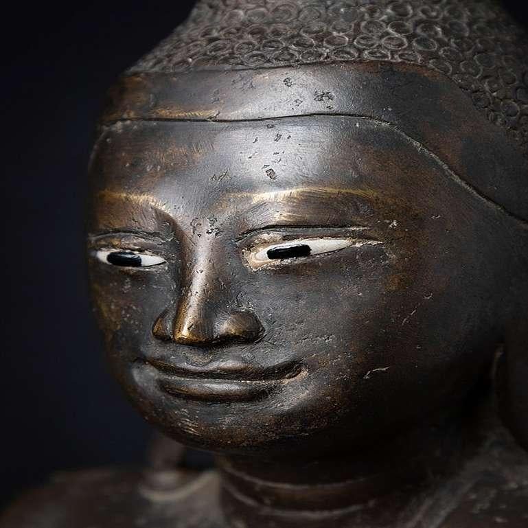 Antike Mandalay-Buddha-Statue aus Bronze aus Birma im Angebot 10
