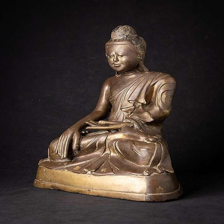 Material: bronze
37,5 cm high 
28,3 cm wide and 19,7 cm deep
Weight: 9.1 kgs
With traces of 24 krt. gilding
Mandalay style
Bhumisparsha mudra
Originating from Burma
19th century
With inlayed eyes.
 